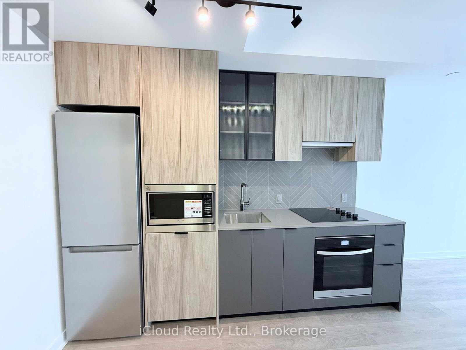 808 - 1037 The Queensway, Toronto, Ontario  M8Z 0H5 - Photo 4 - W12634034