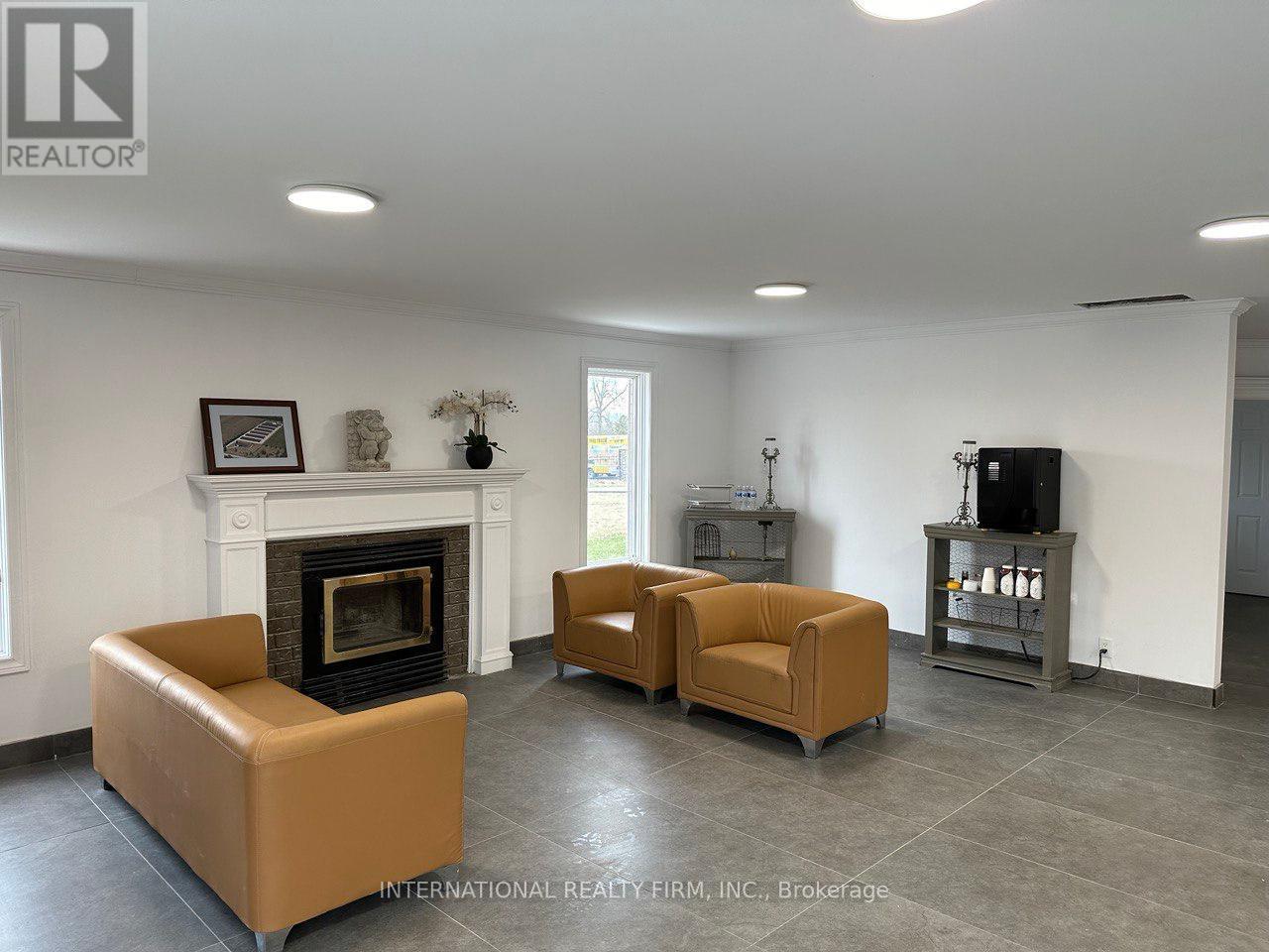 26149 Park Road, Georgina, Ontario L0E 1R0 - Photo 2 - N12635514