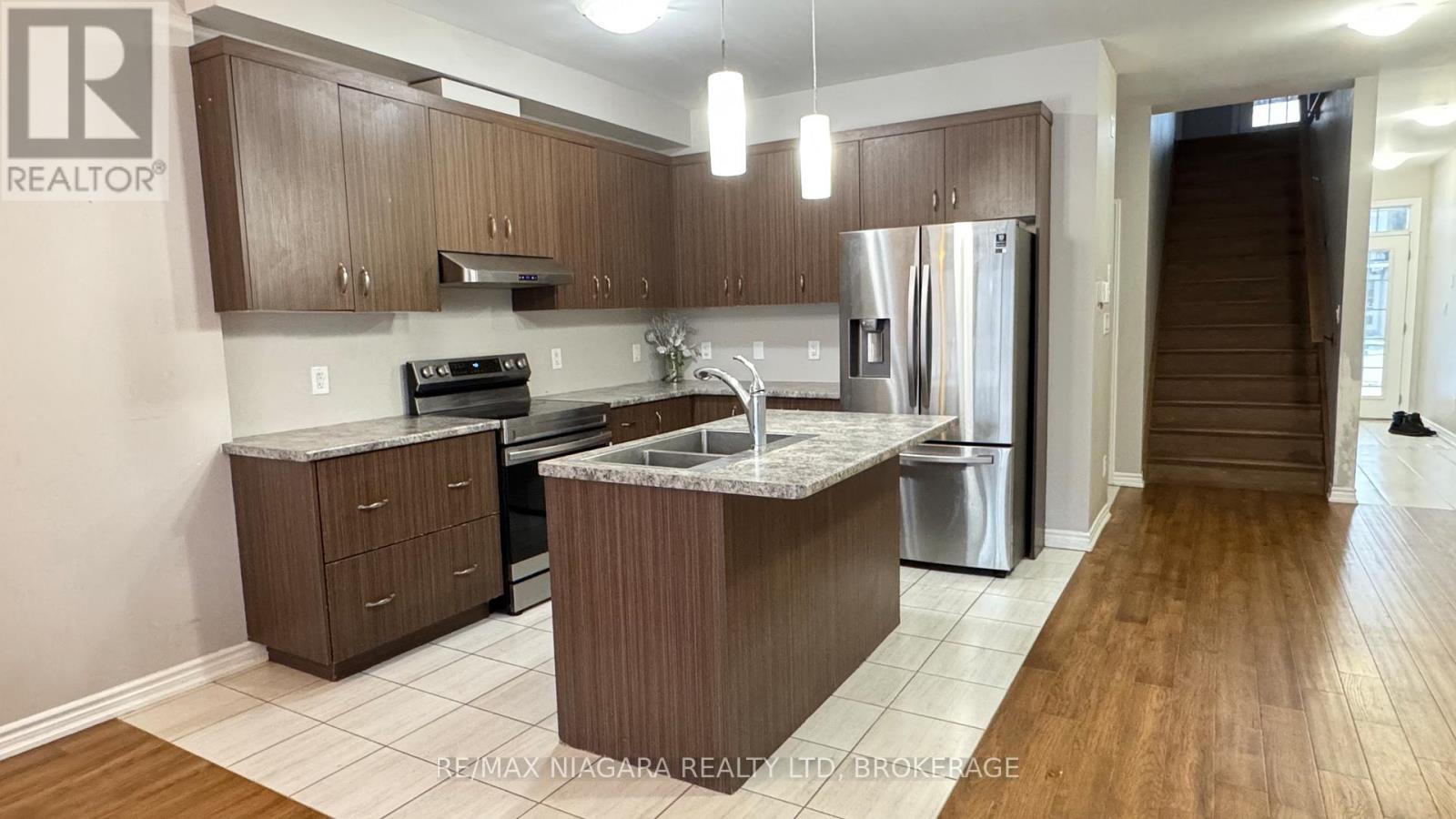 263 Louise Street, Welland, Ontario  L3B 0H8 - Photo 2 - X12635592