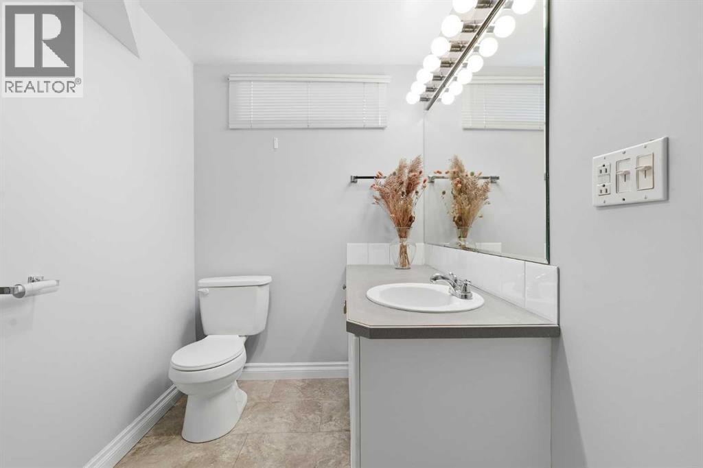 2219 Halifax Crescent Nw, Calgary, Alberta  T2M 4E1 - Photo 33 - A2270302
