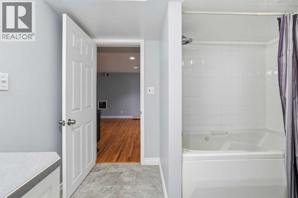 2219 Halifax Crescent Nw, Calgary, Alberta  T2M 4E1 - Photo 35 - A2270302