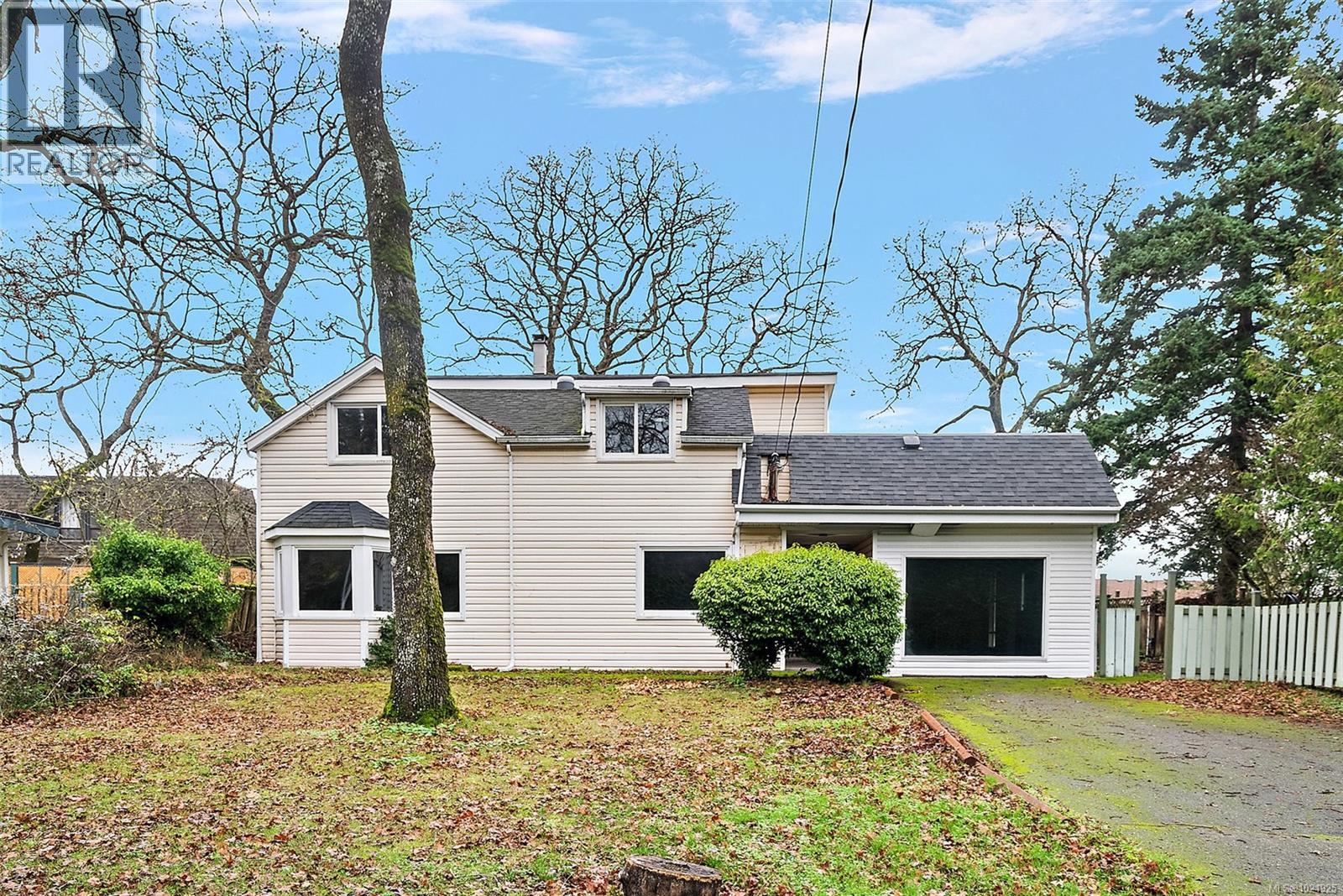 1826 Cedar Hill Cross Rd, Saanich, British Columbia  V8P 2R4 - Photo 2 - 1021925