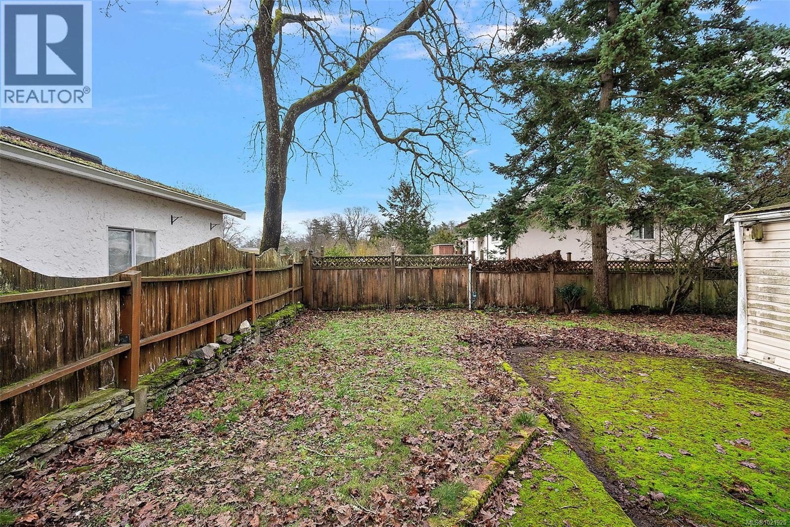 1826 Cedar Hill Cross Rd, Saanich, British Columbia  V8P 2R4 - Photo 30 - 1021925