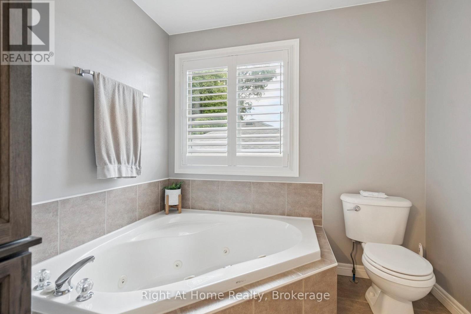 20 Scottswood Lane, Haldimand, Ontario  N3W 2M4 - Photo 24 - X12635628