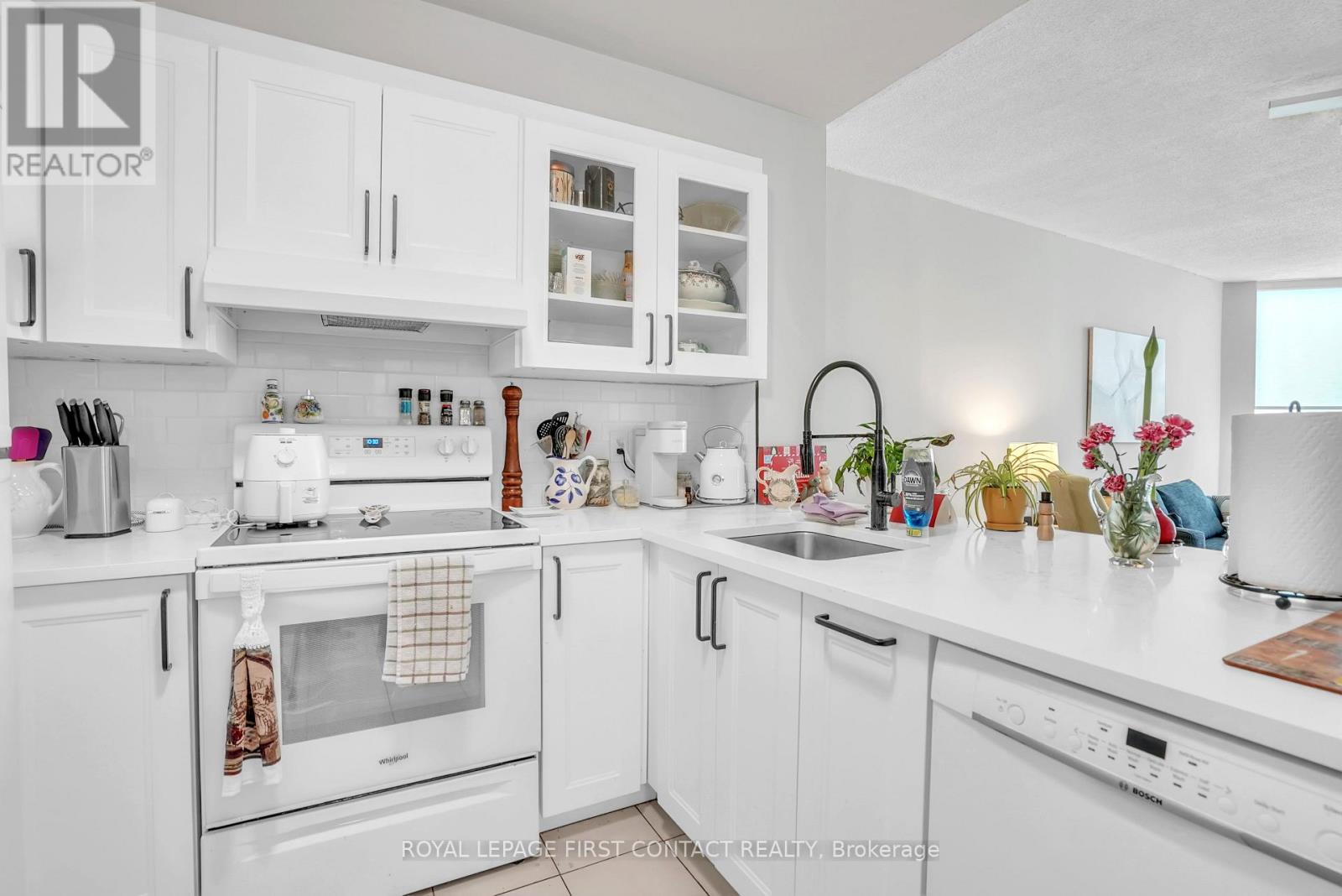 1405 - 150 Dunlop Street E, Barrie (City Centre), Ontario  L4M 6H1 - Photo 14 - S12635624