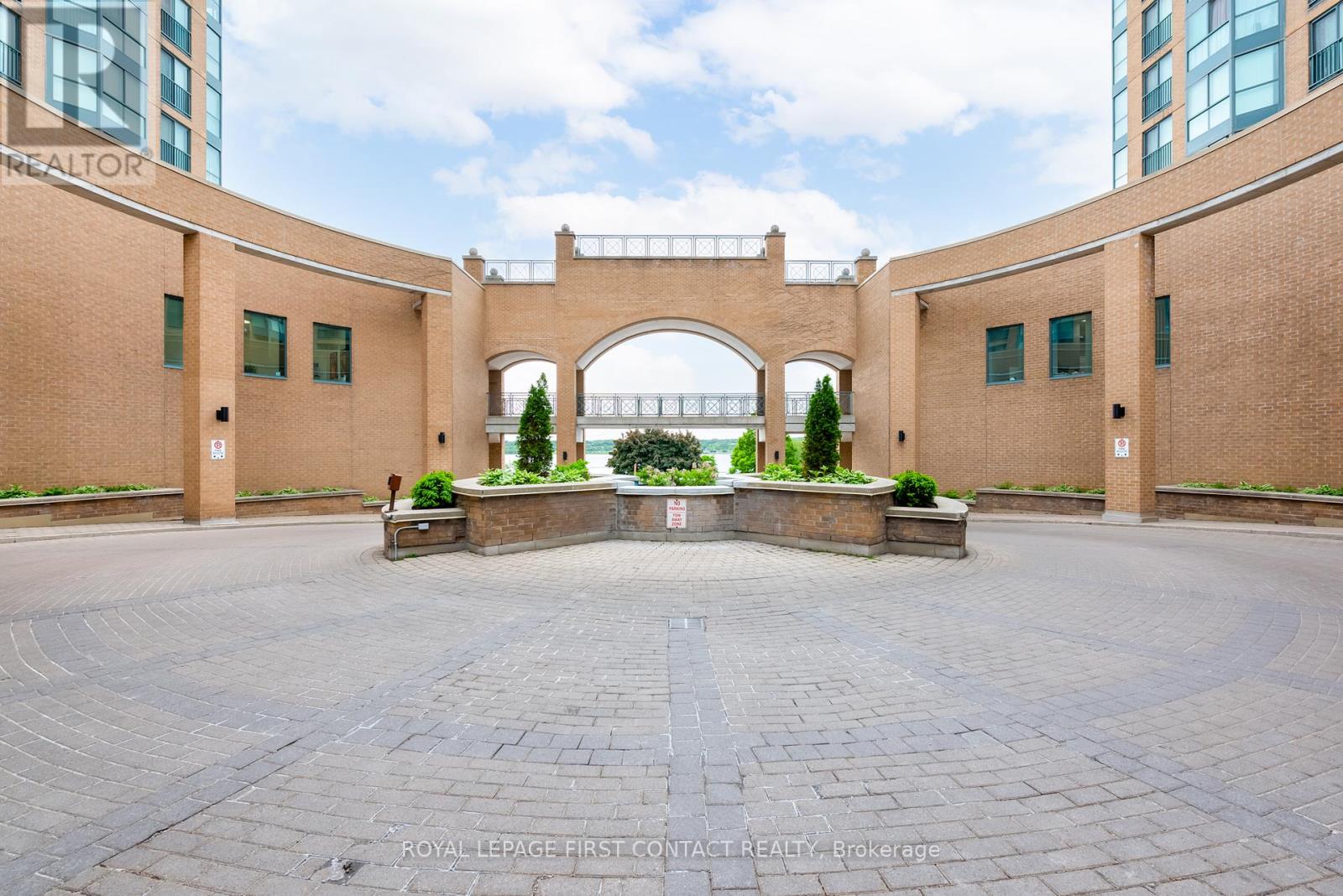 1405 - 150 Dunlop Street E, Barrie (City Centre), Ontario  L4M 6H1 - Photo 2 - S12635624