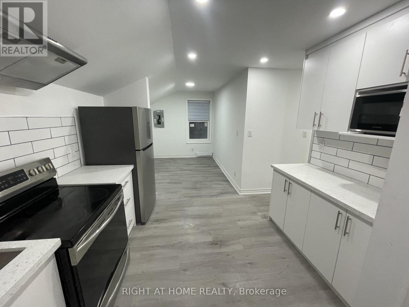 3 - 210 Chatham Street, Brantford, Ontario  N3S 4G8 - Photo 2 - X12635640