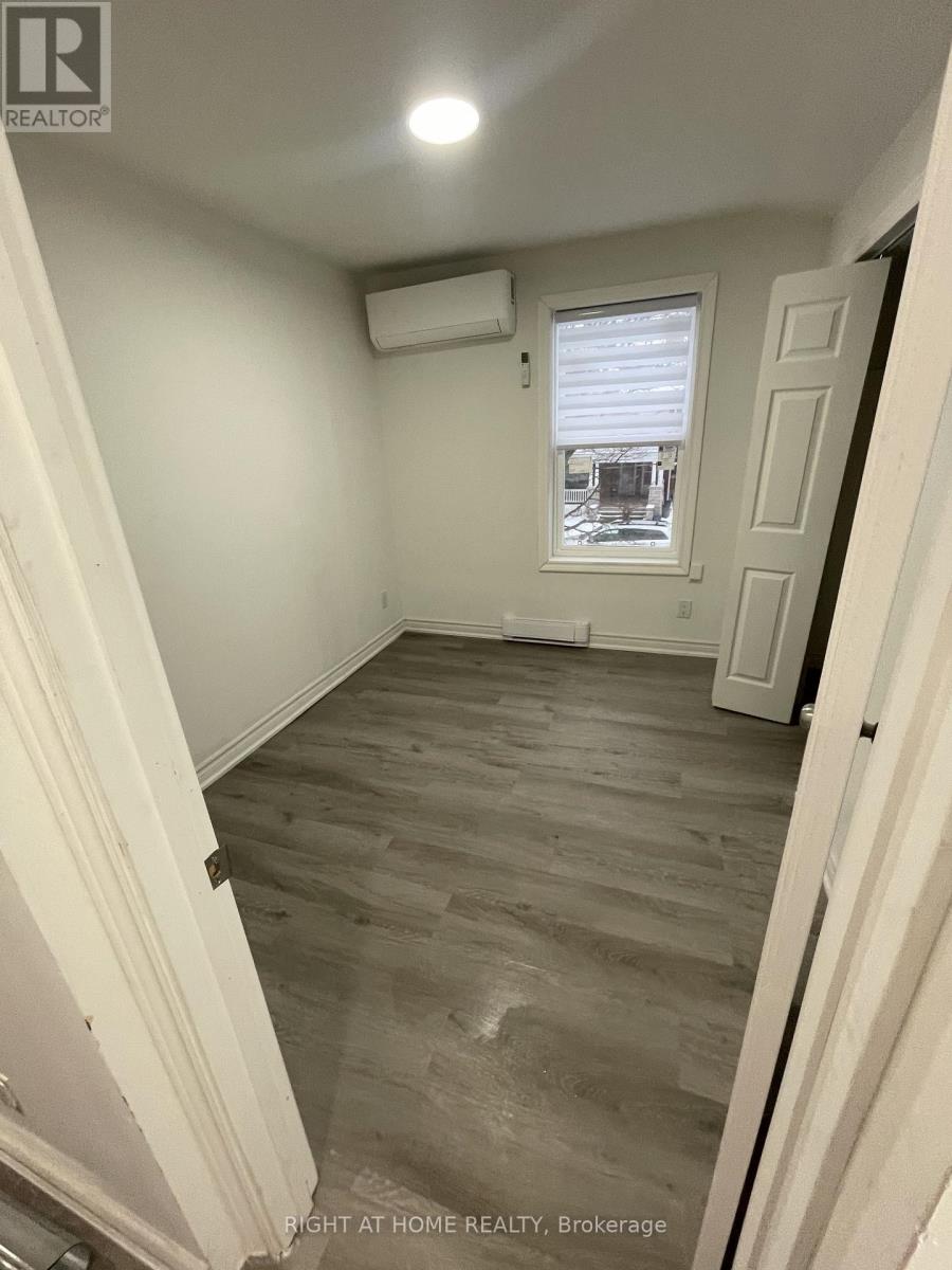 3 - 210 Chatham Street, Brantford, Ontario  N3S 4G8 - Photo 4 - X12635640