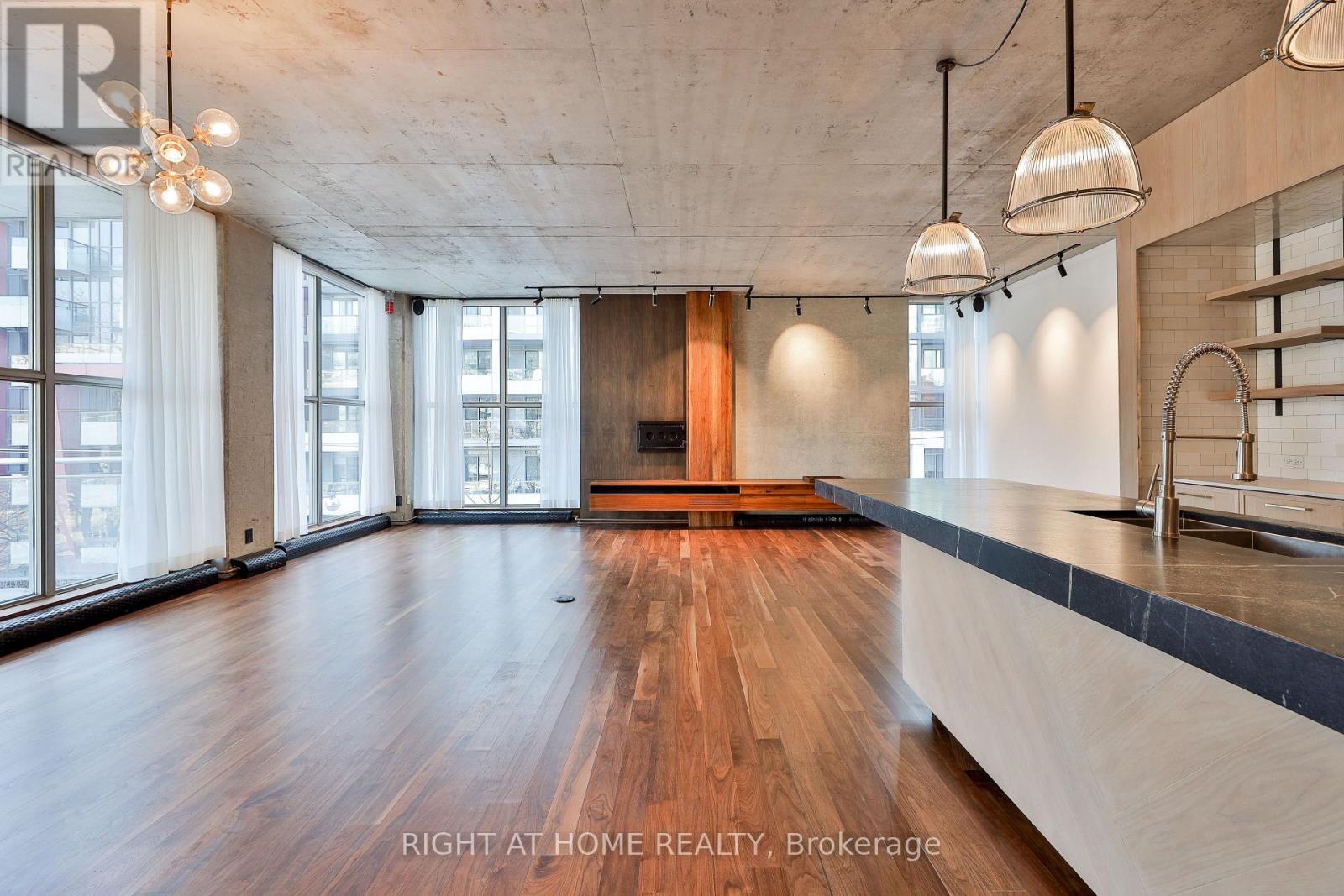 301 - 20 Niagara Street, Toronto (Waterfront Communities), Ontario  M5V 3L8 - Photo 2 - C12635662