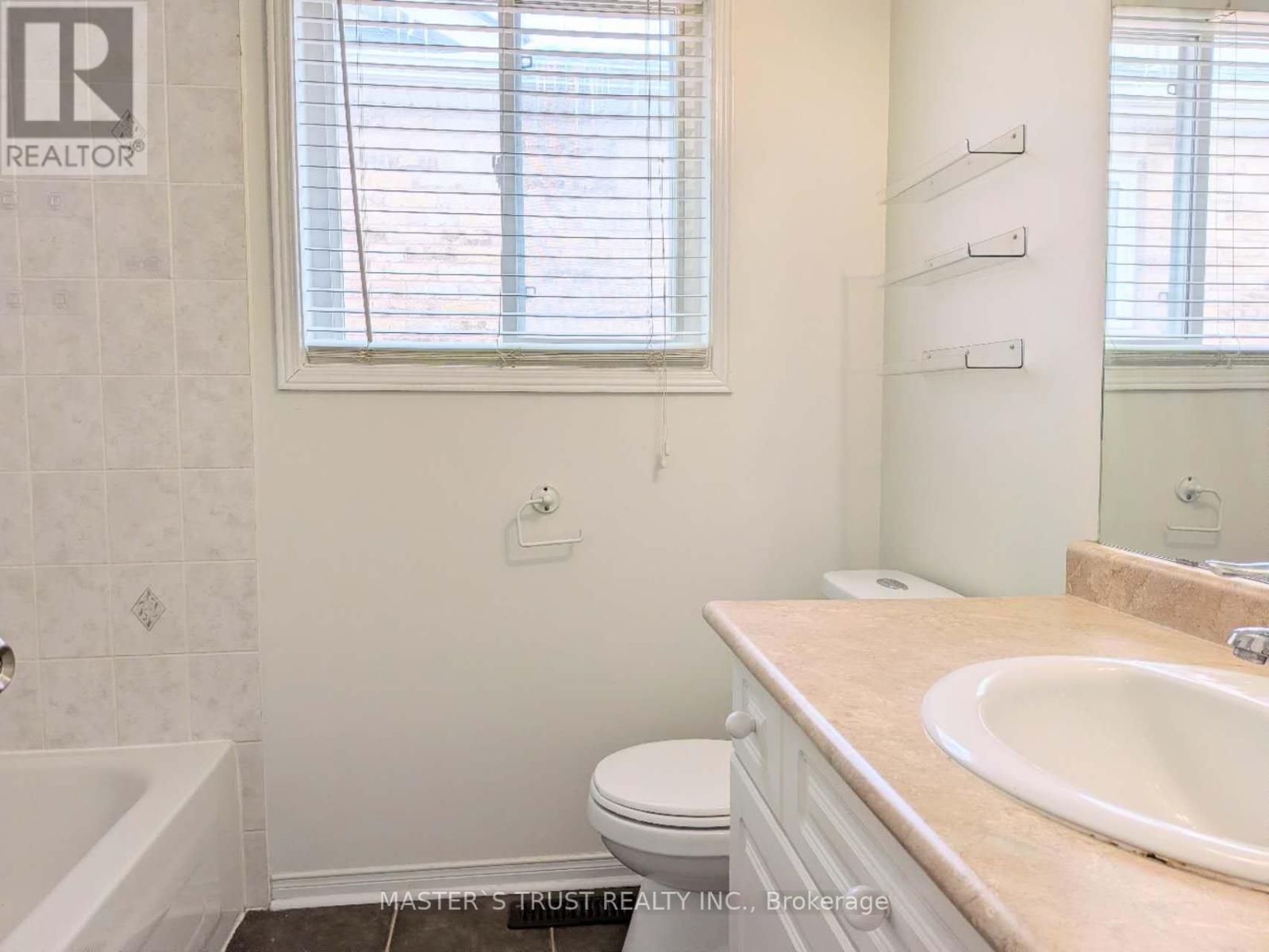 66 Gail Parks Crescent, Newmarket, Ontario  L3X 3B9 - Photo 11 - N12635688