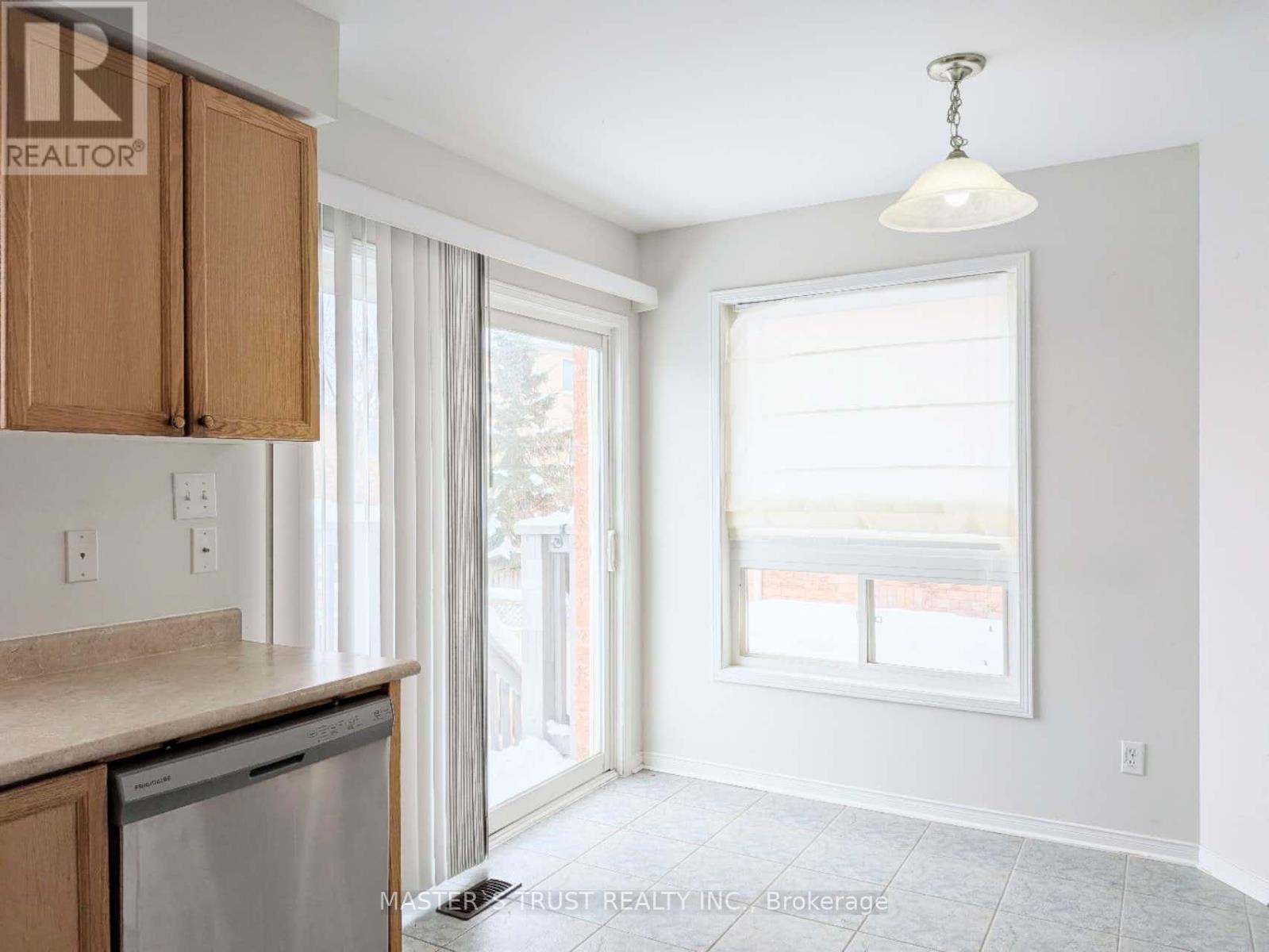 66 Gail Parks Crescent, Newmarket, Ontario  L3X 3B9 - Photo 6 - N12635688