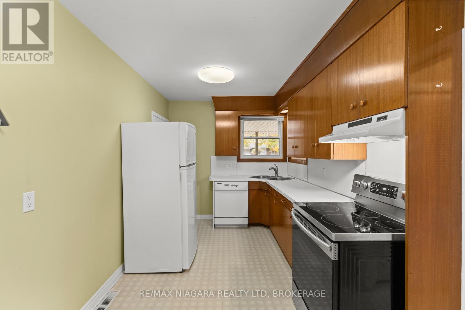 50 Royal Manor Drive, St. Catharines (Carlton/bunting), Ontario  L2M 4L6 - Photo 10 - X12635738