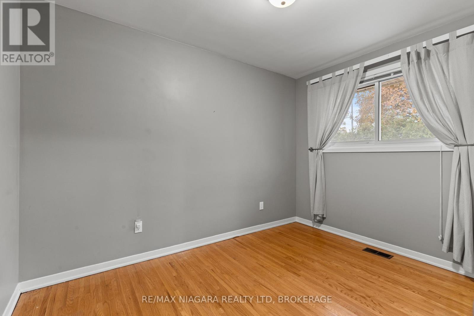 50 Royal Manor Drive, St. Catharines (Carlton/bunting), Ontario  L2M 4L6 - Photo 14 - X12635738