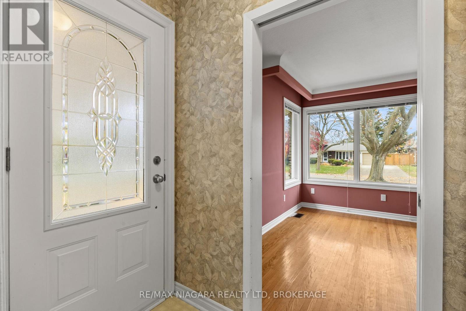 50 Royal Manor Drive, St. Catharines (Carlton/bunting), Ontario  L2M 4L6 - Photo 5 - X12635738