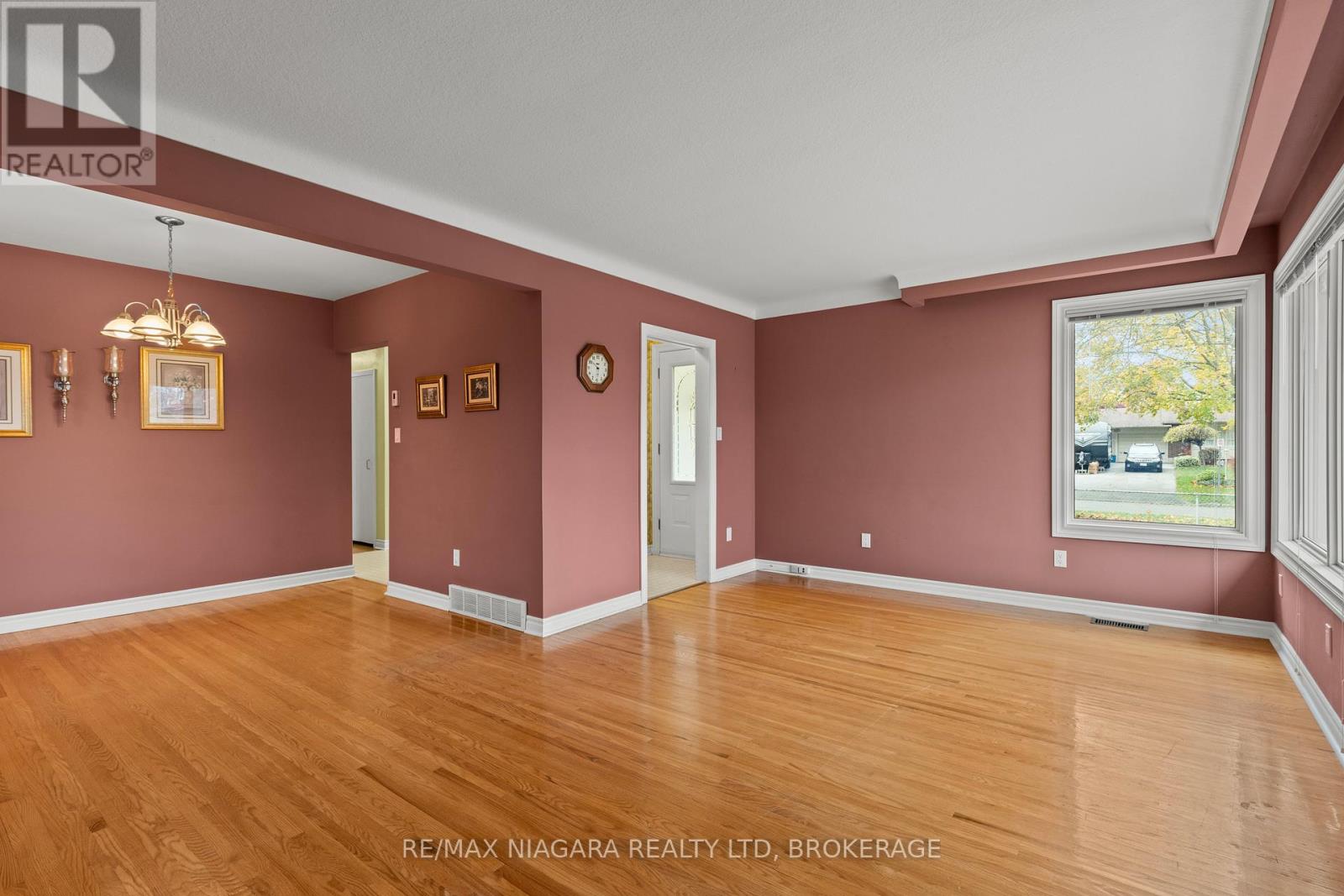 50 Royal Manor Drive, St. Catharines (Carlton/bunting), Ontario  L2M 4L6 - Photo 6 - X12635738