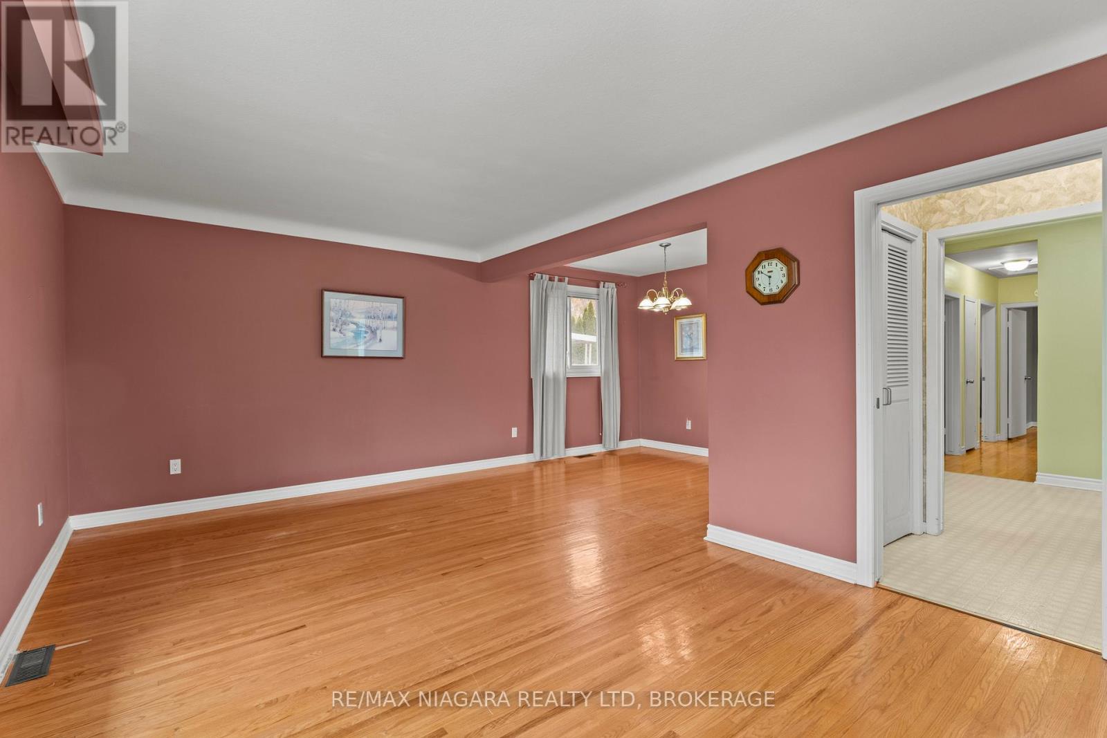 50 Royal Manor Drive, St. Catharines (Carlton/bunting), Ontario  L2M 4L6 - Photo 7 - X12635738