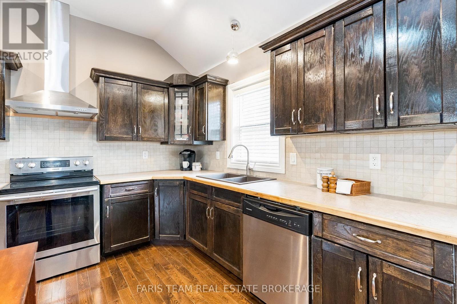 66 Meadows Avenue, Tay, Ontario  L0K 1E0 - Photo 10 - S12481929