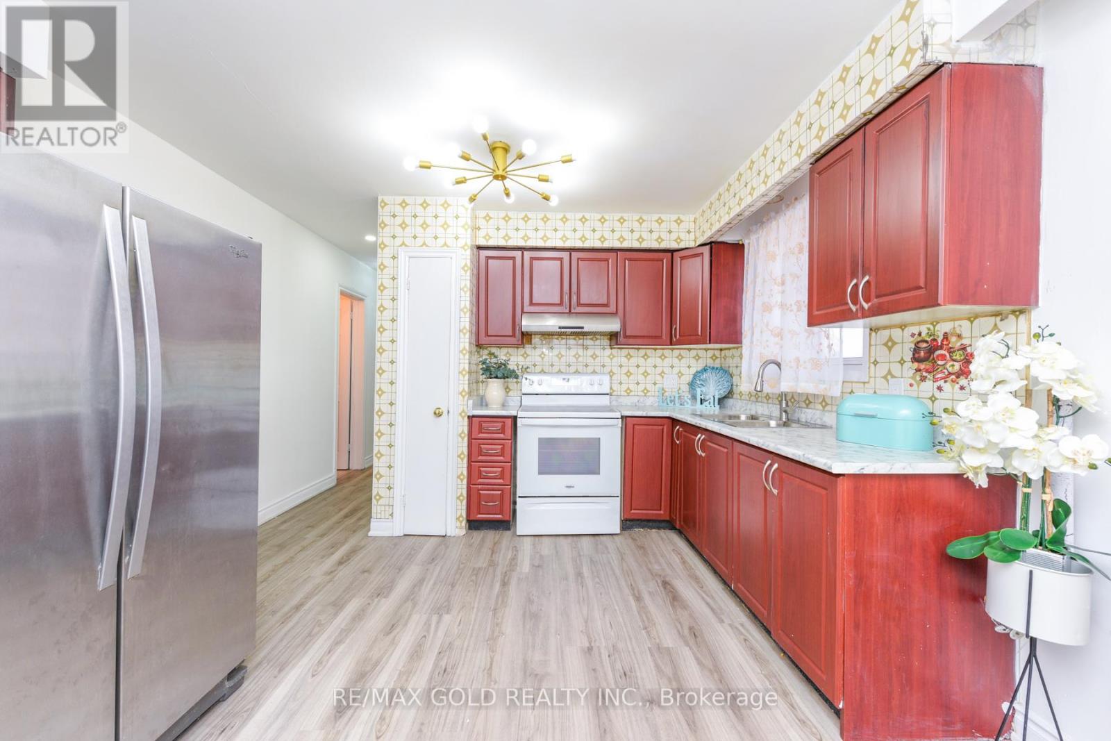 7292 Redfox Road, Mississauga, Ontario L4T 2L8 - Photo 15 - W12635712