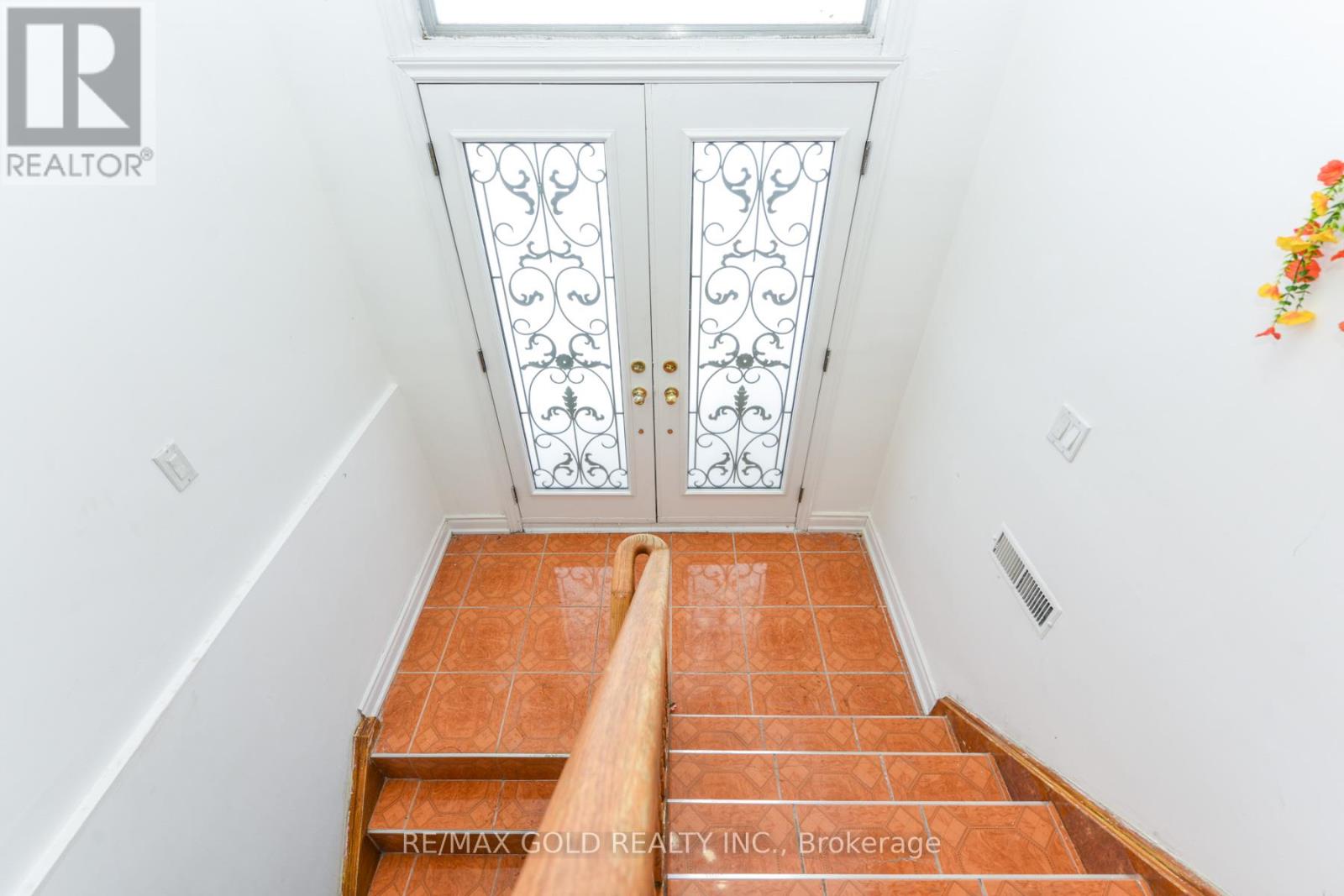 7292 Redfox Road, Mississauga, Ontario L4T 2L8 - Photo 3 - W12635712