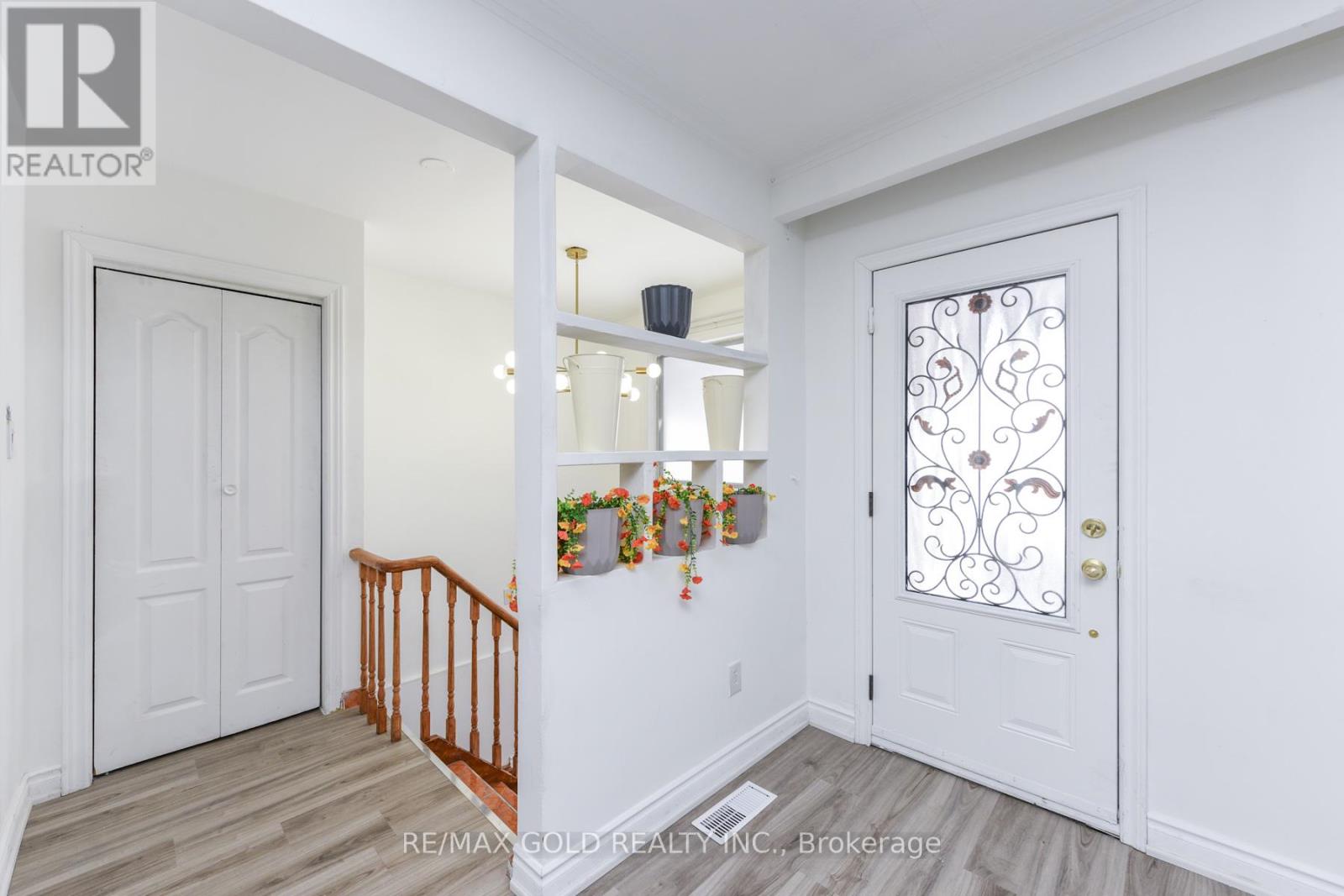 7292 Redfox Road, Mississauga, Ontario L4T 2L8 - Photo 4 - W12635712