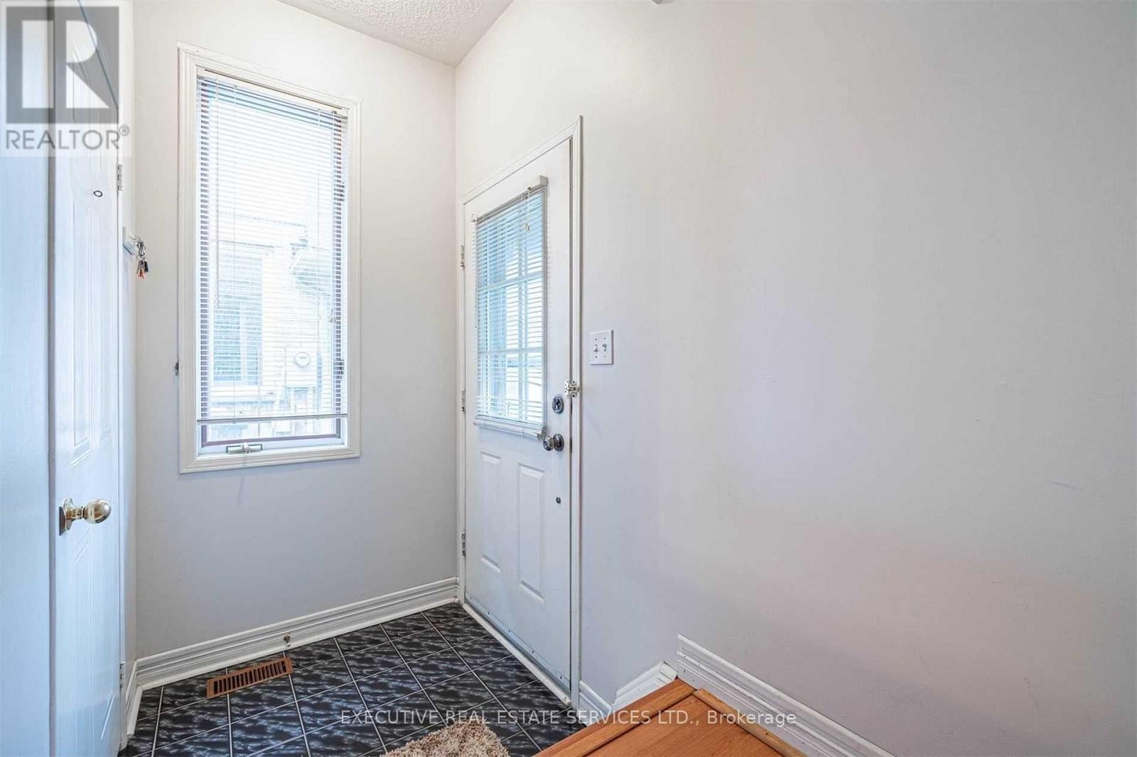 141 Chipmunk Crescent, Brampton, Ontario  L6R 1B7 - Photo 4 - W12635760