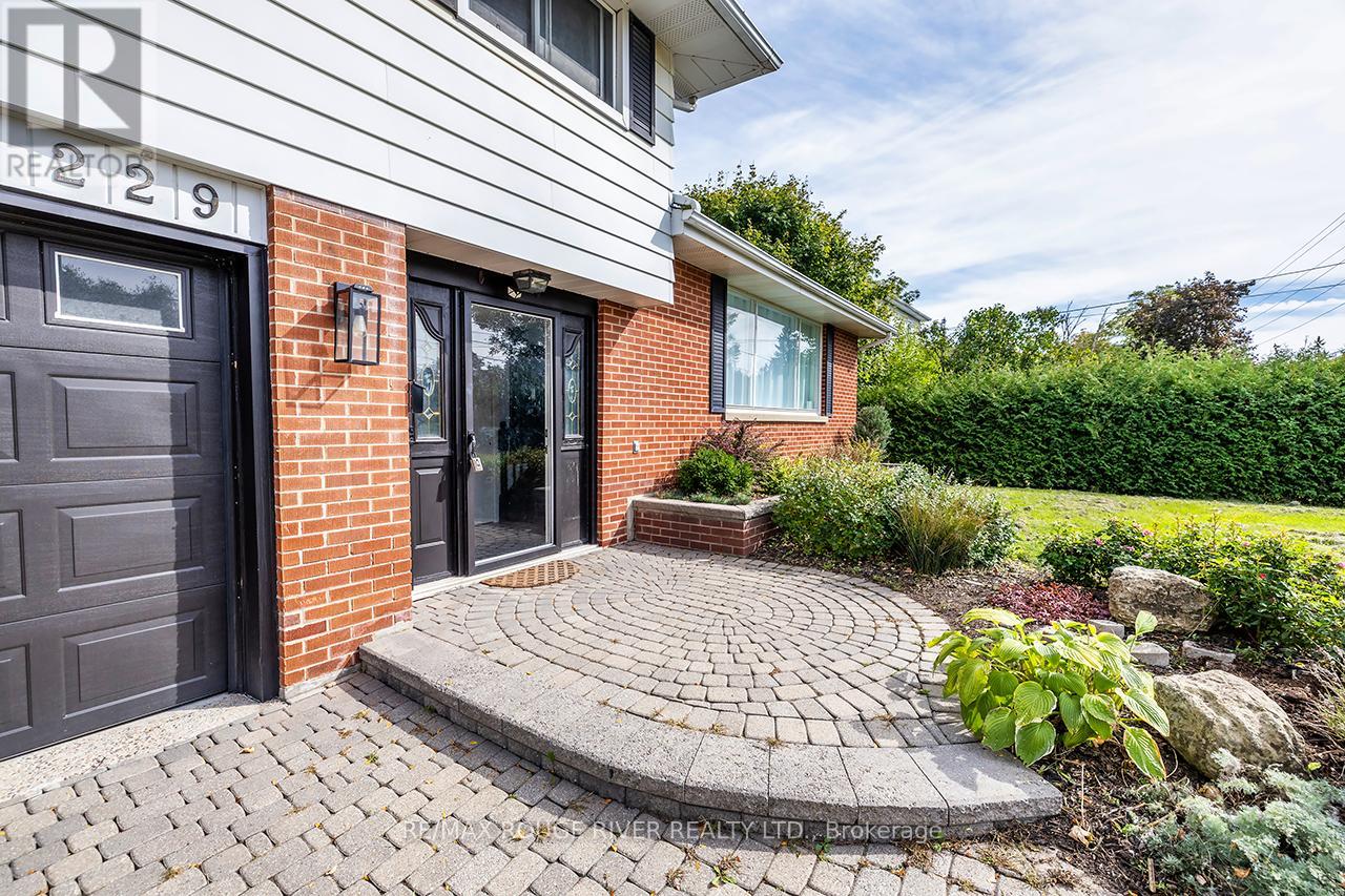 229 Liberty Street N, Clarington (Bowmanville), Ontario  L1C 2M6 - Photo 2 - E12635800