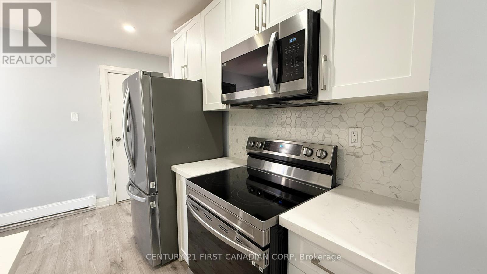 Upper Apartment - 17 Carfrae Crescent, London South, Ontario  N6C 4A8 - Photo 5 - X12635922