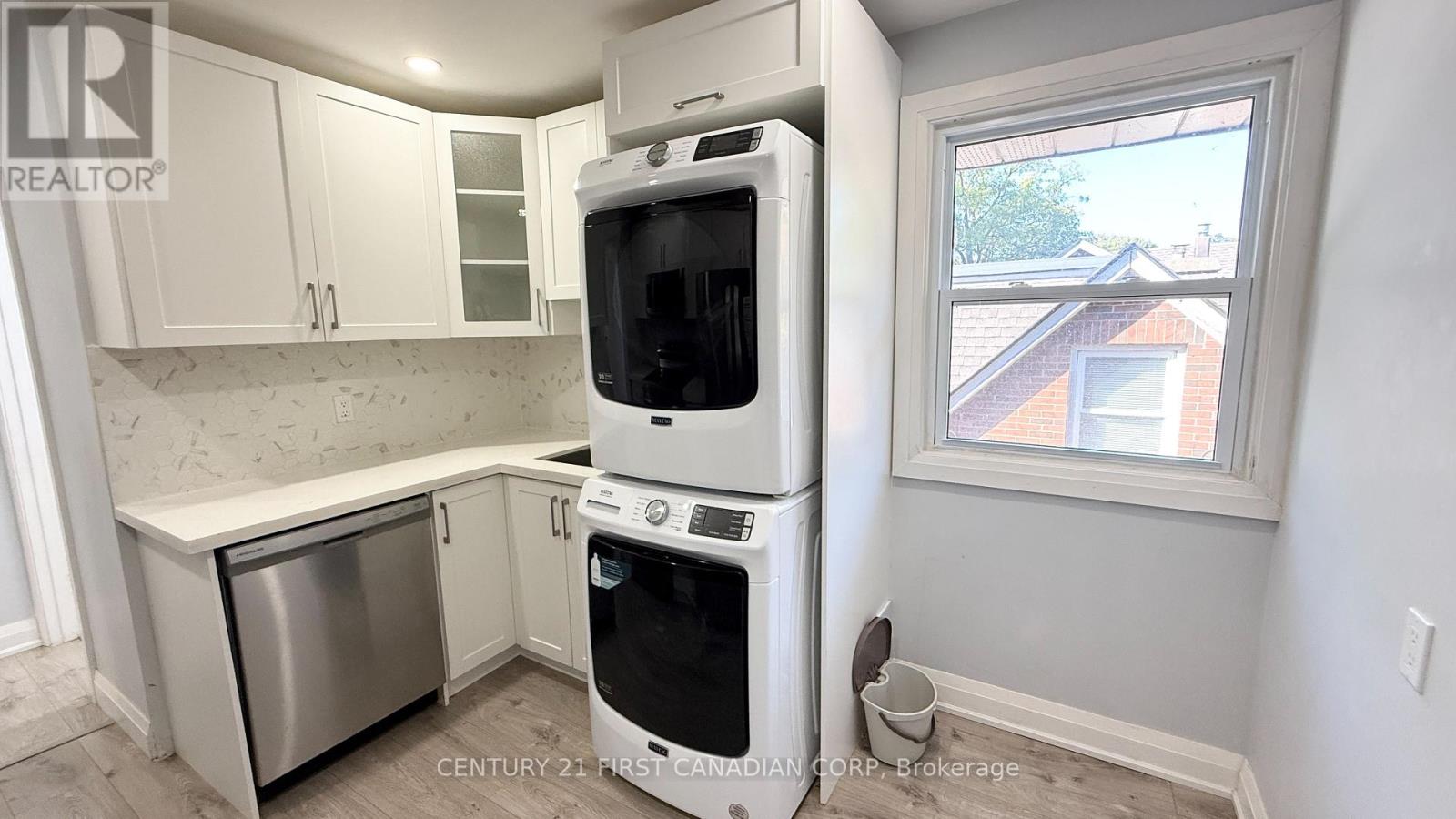 Upper Apartment - 17 Carfrae Crescent, London South, Ontario  N6C 4A8 - Photo 7 - X12635922