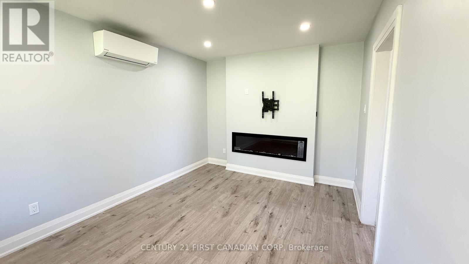 Upper Apartment - 17 Carfrae Crescent, London South, Ontario  N6C 4A8 - Photo 9 - X12635922