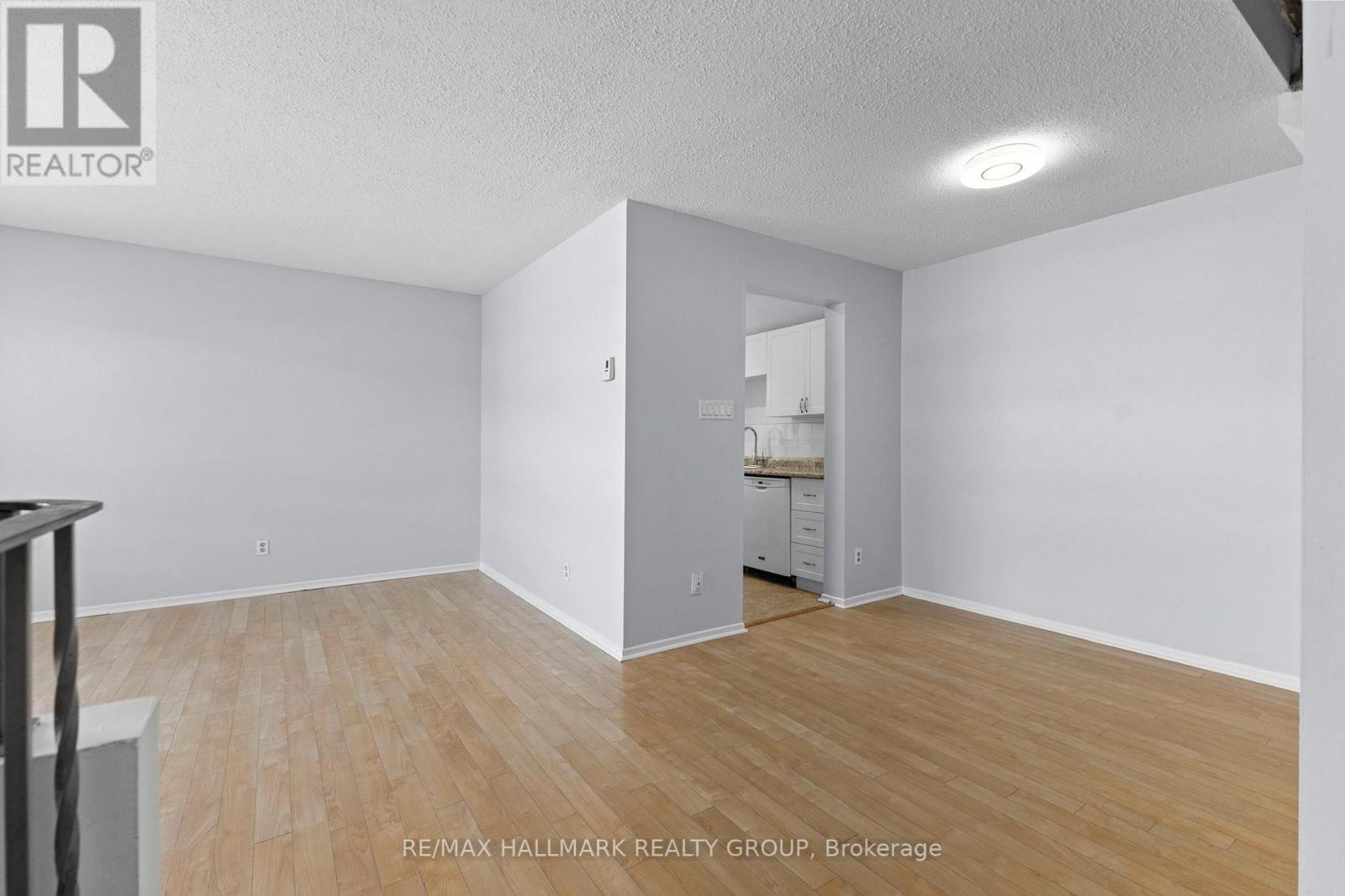 15b Woodvale Green, Ottawa, Ontario  K2G 4H1 - Photo 11 - X12635940
