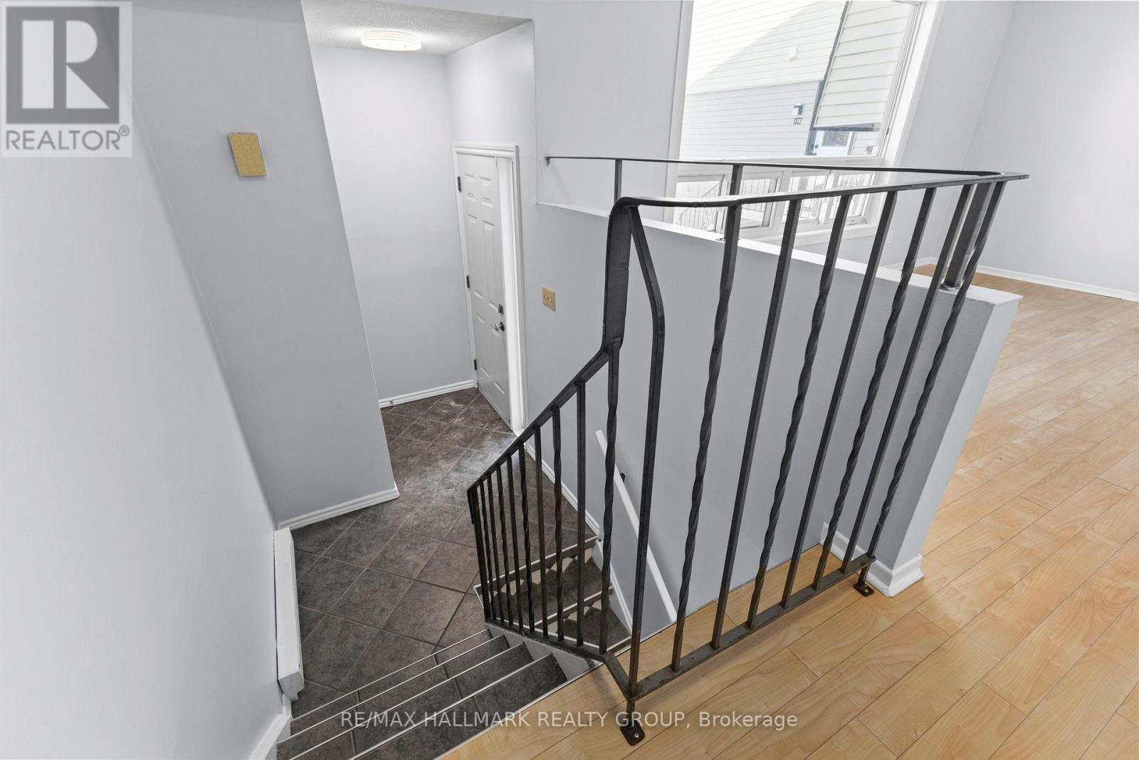 15b Woodvale Green, Ottawa, Ontario  K2G 4H1 - Photo 4 - X12635940