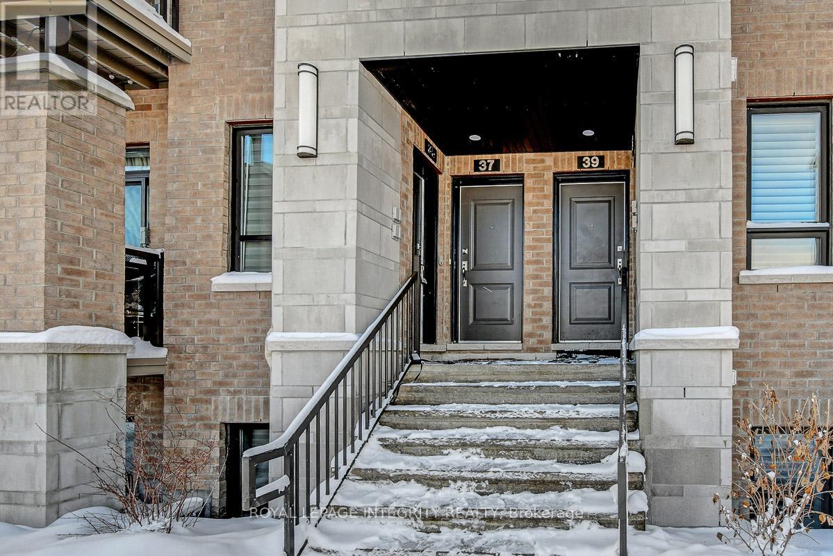 35 Carabiner Private, Ottawa, Ontario  K1W 0L7 - Photo 2 - X12397975