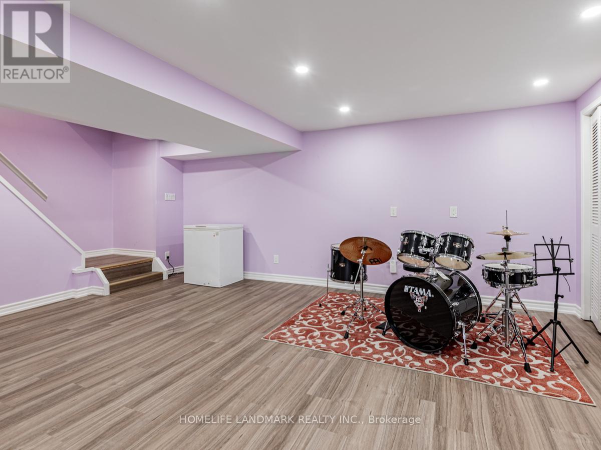 9 Eastman Crescent, Newmarket (Huron Heights-Leslie Valley), Ontario  L3Y 5T9 - Photo 37 - N12635880