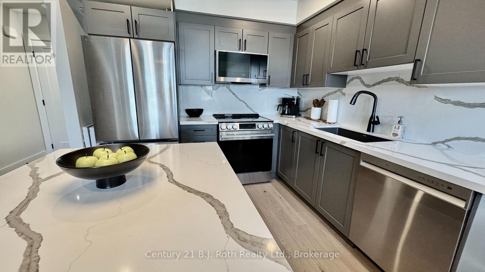 302 - 11 Treetops Lane, Huntsville, Ontario  P1H 1A9 - Photo 3 - X12635116