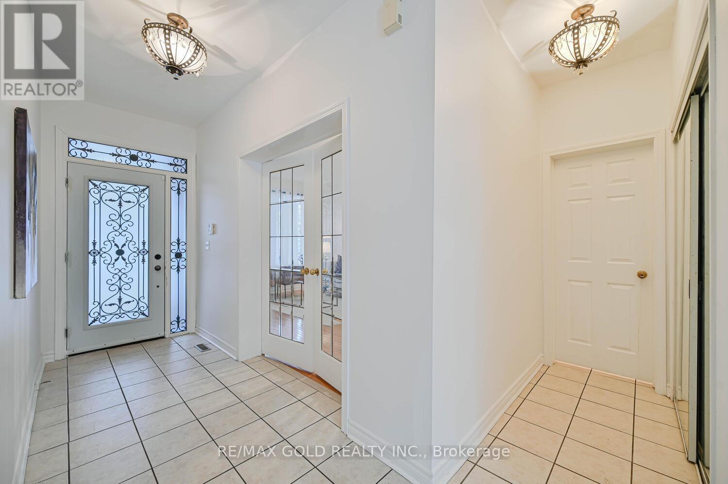 6 Verona Drive, Brampton (Vales Of Castlemore), Ontario  L6P 1L2 - Photo 5 - W12635778