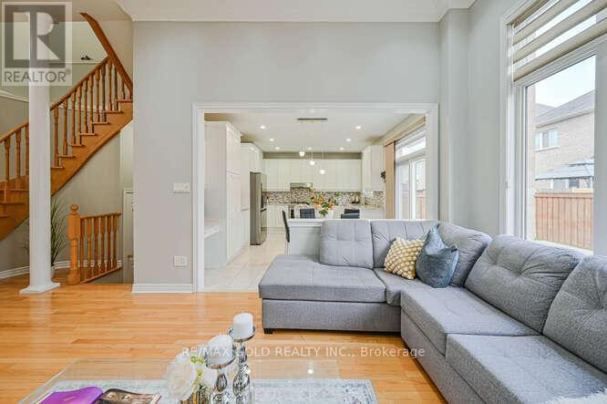 106 Watsonbrook Drive, Brampton, Ontario  L6R 0R4 - Photo 9 - W12635788