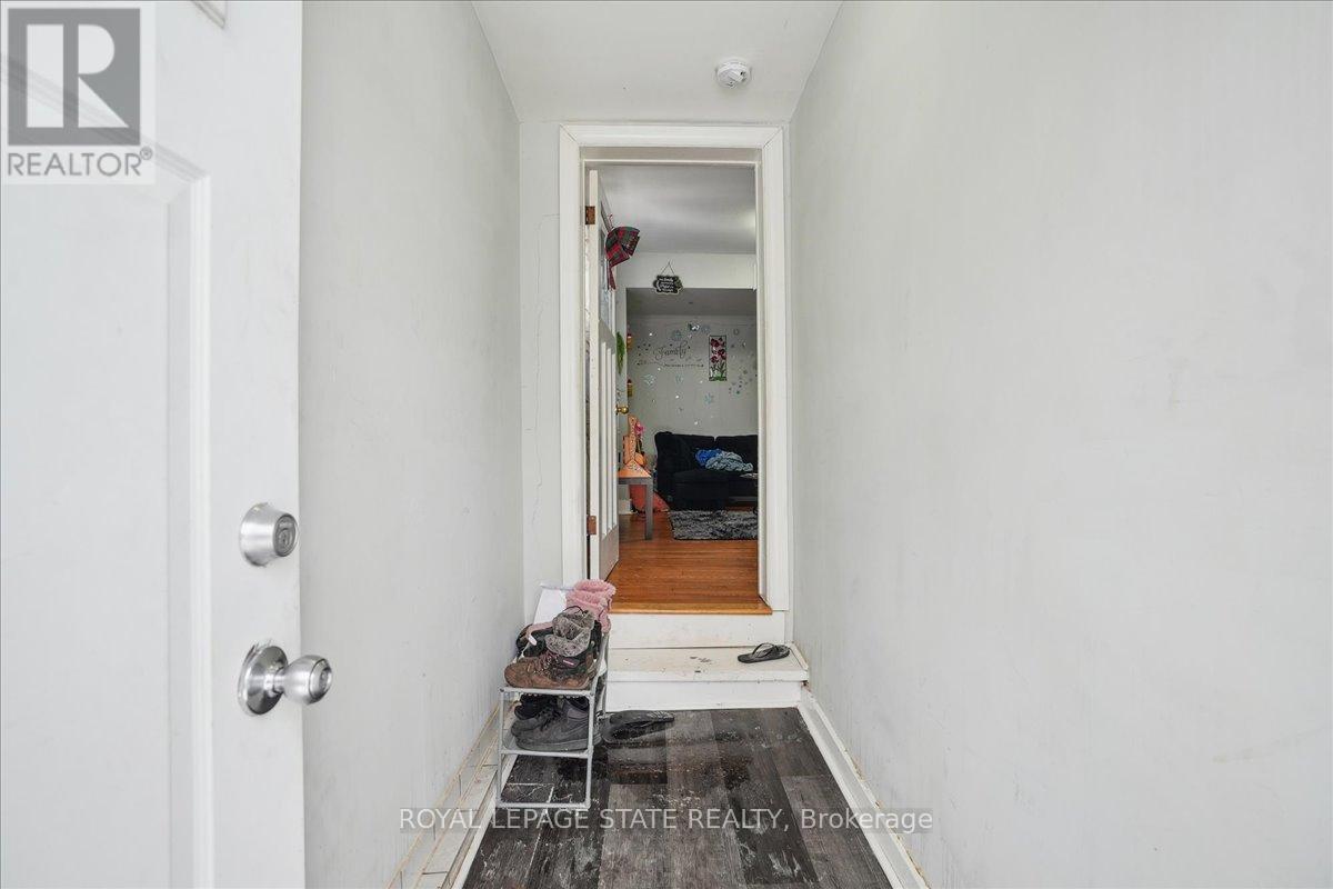 63 Pelham Road, St. Catharines, Ontario  L2S 1R6 - Photo 11 - X12435406