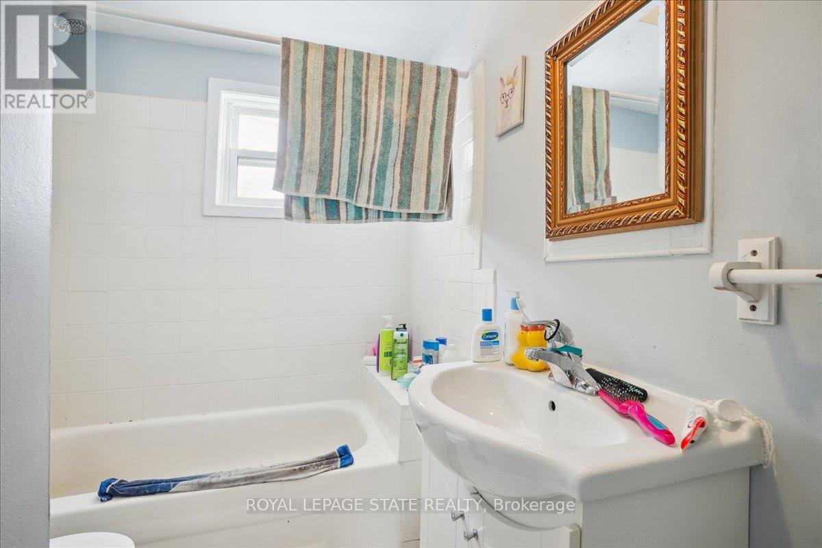 63 Pelham Road, St. Catharines, Ontario  L2S 1R6 - Photo 23 - X12435406