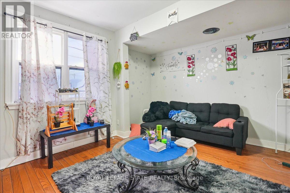 63 Pelham Road, St. Catharines, Ontario  L2S 1R6 - Photo 5 - X12435406