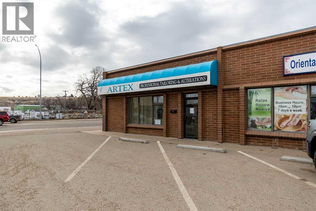 957 South Railway Street Se, Medicine Hat, Alberta T1A 2W3 - Photo 2 - A2205194
