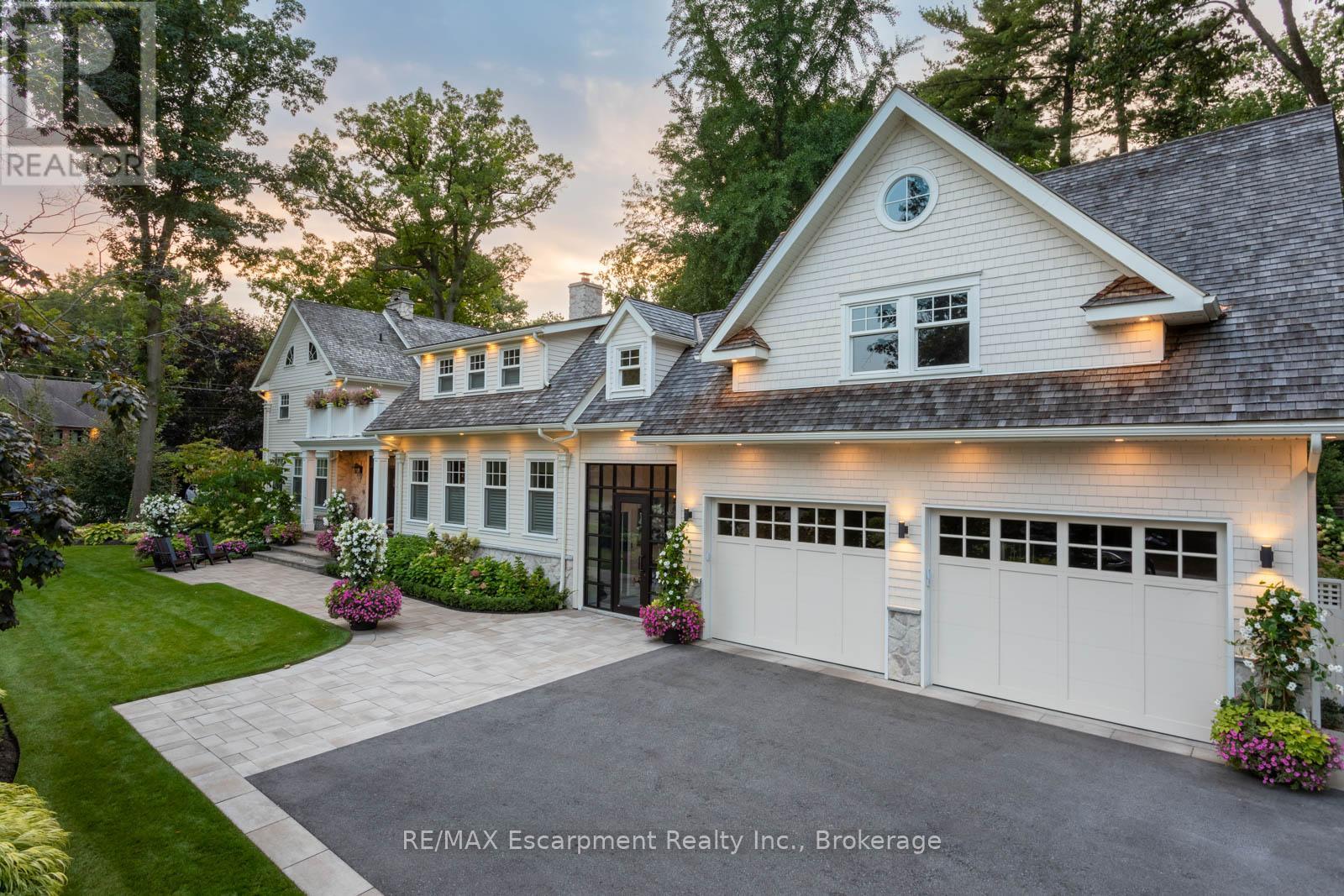 347 East Hart Crescent, Burlington, Ontario  L7N 1P8 - Photo 2 - W12024846