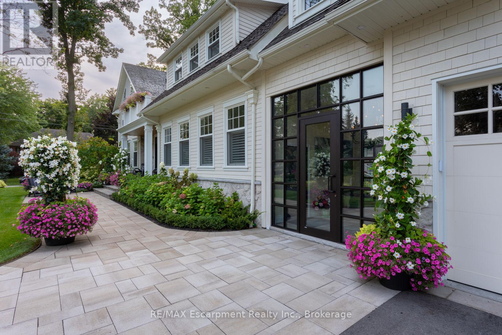 347 East Hart Crescent, Burlington, Ontario  L7N 1P8 - Photo 3 - W12024846