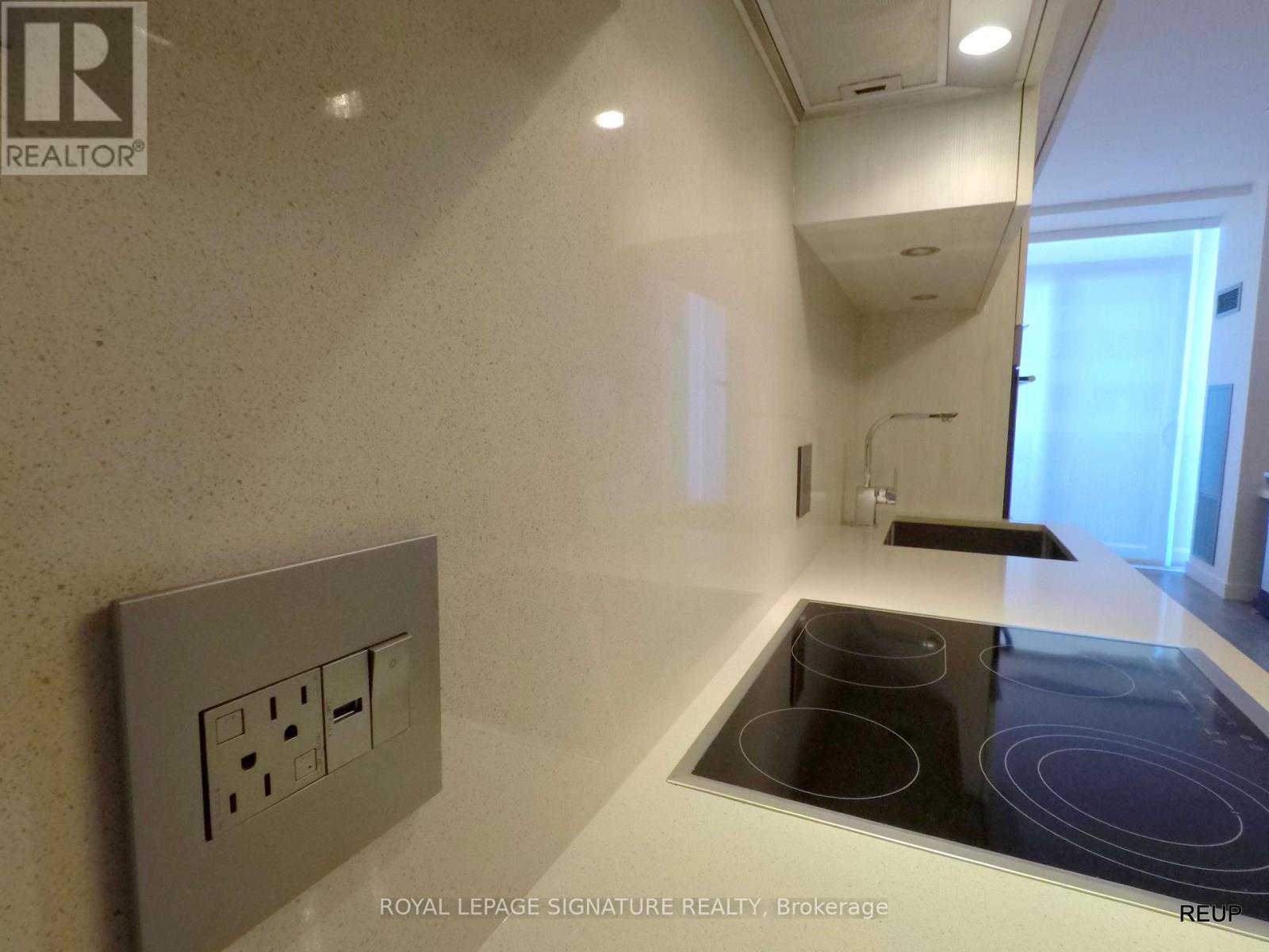 2402 - 8 Eglinton Avenue E, Toronto (Mount Pleasant West), Ontario  M4P 0C1 - Photo 8 - C12635992