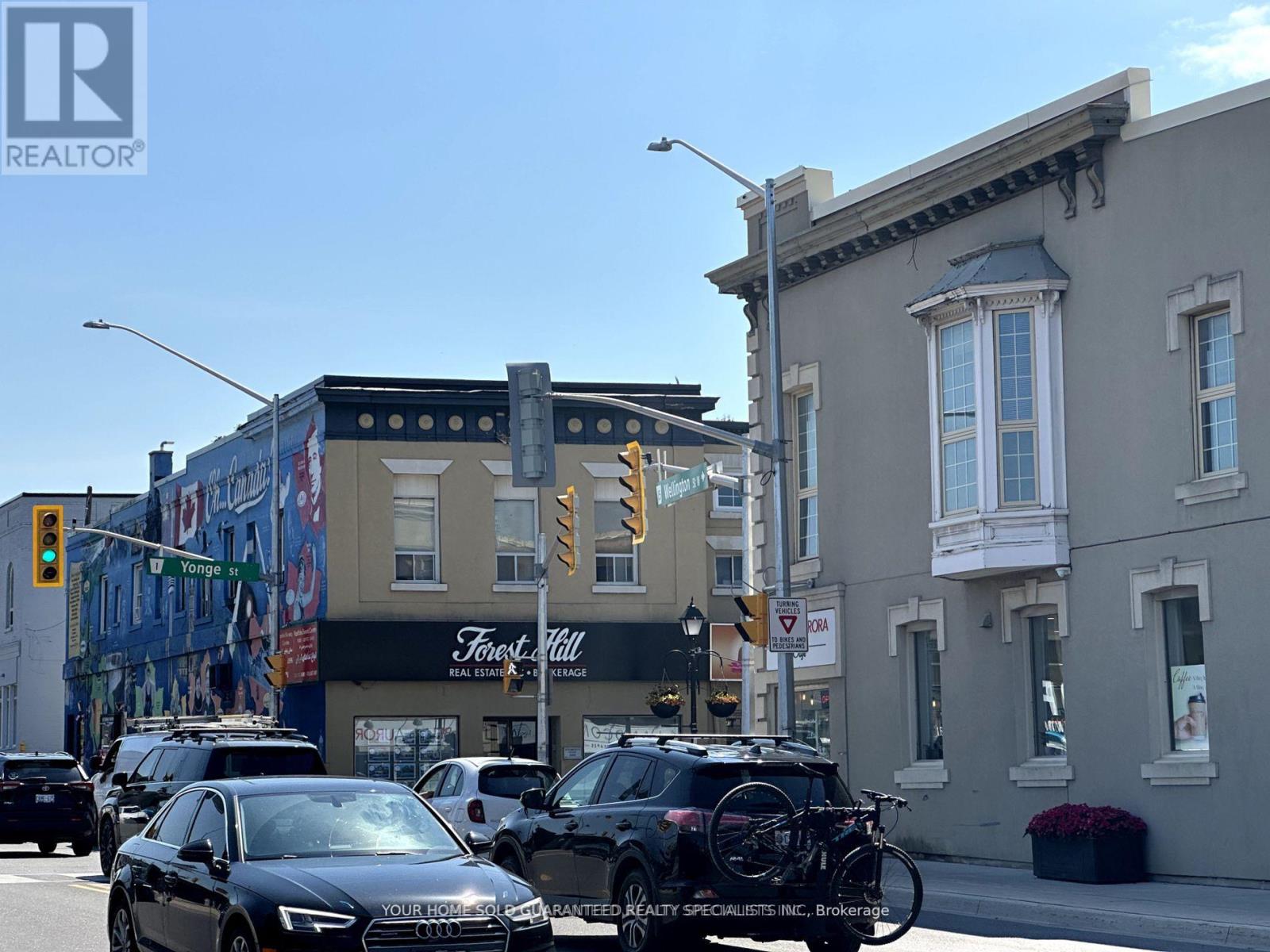 205 - 15242 YONGE STREET, Aurora, Ontario