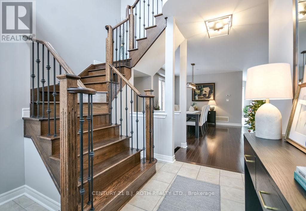 304 Downy Emerald Drive, Bradford West Gwillimbury (Bradford), Ontario  L3Z 0K3 - Photo 4 - N12636026