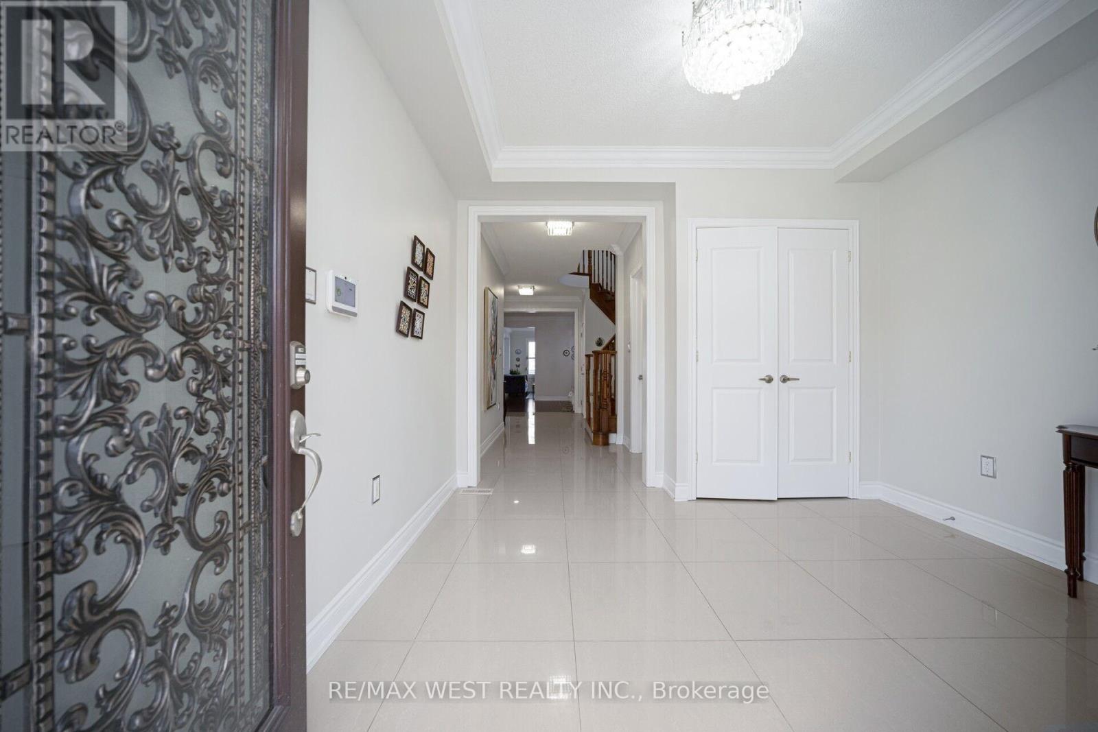 43 Swanton Road, Brampton, Ontario  L6X 5H5 - Photo 4 - W12635980