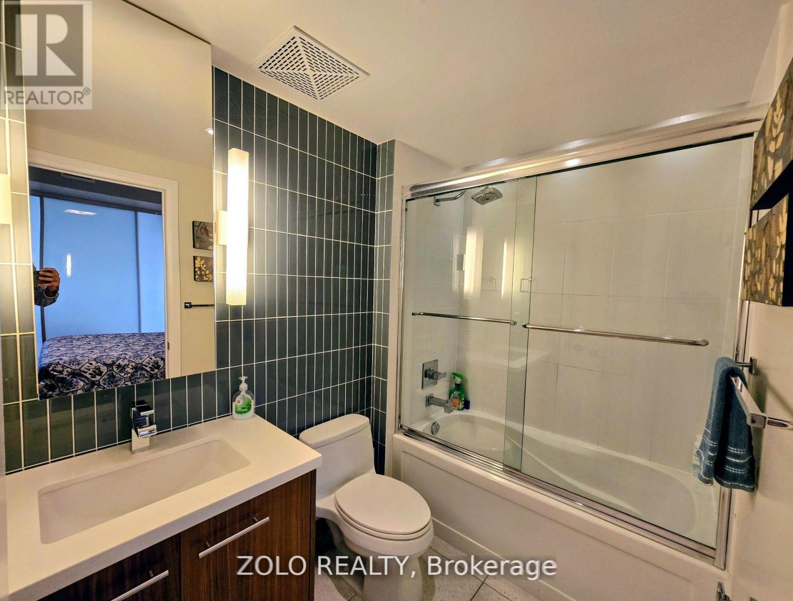 1205 - 80 John Street, Toronto, Ontario  M5V 3X4 - Photo 10 - C12636066