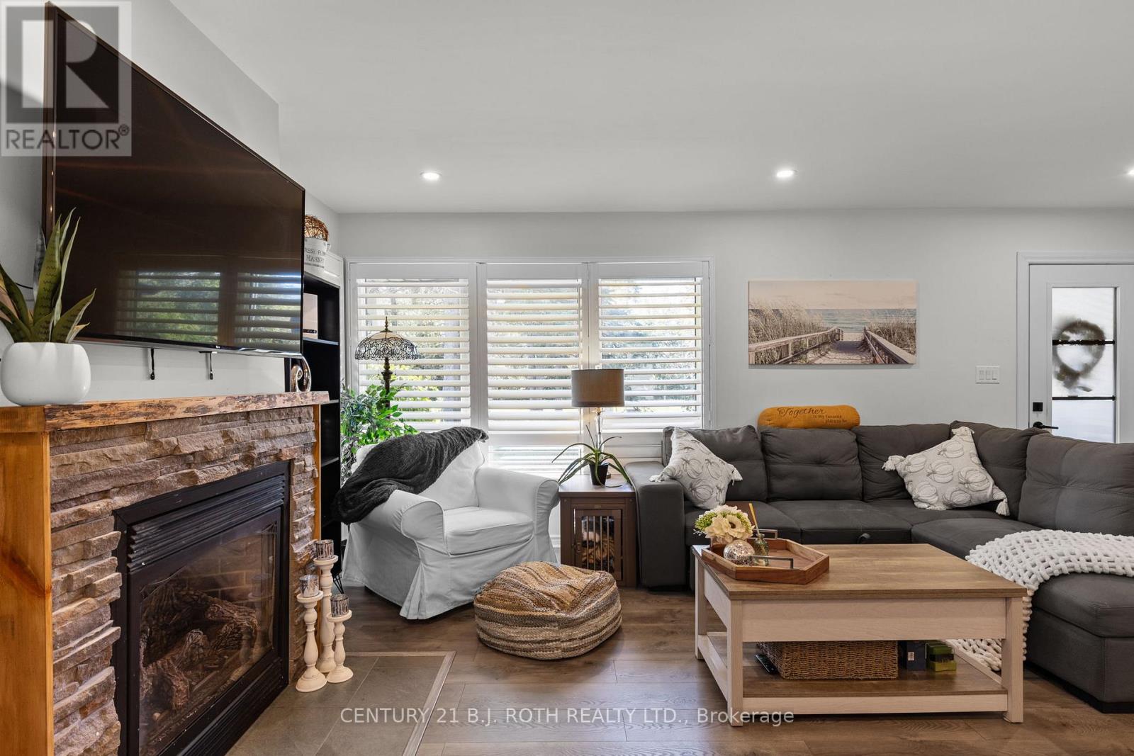 1551 Gill Road, Springwater (Midhurst), Ontario  L0L 1X0 - Photo 5 - S12636090