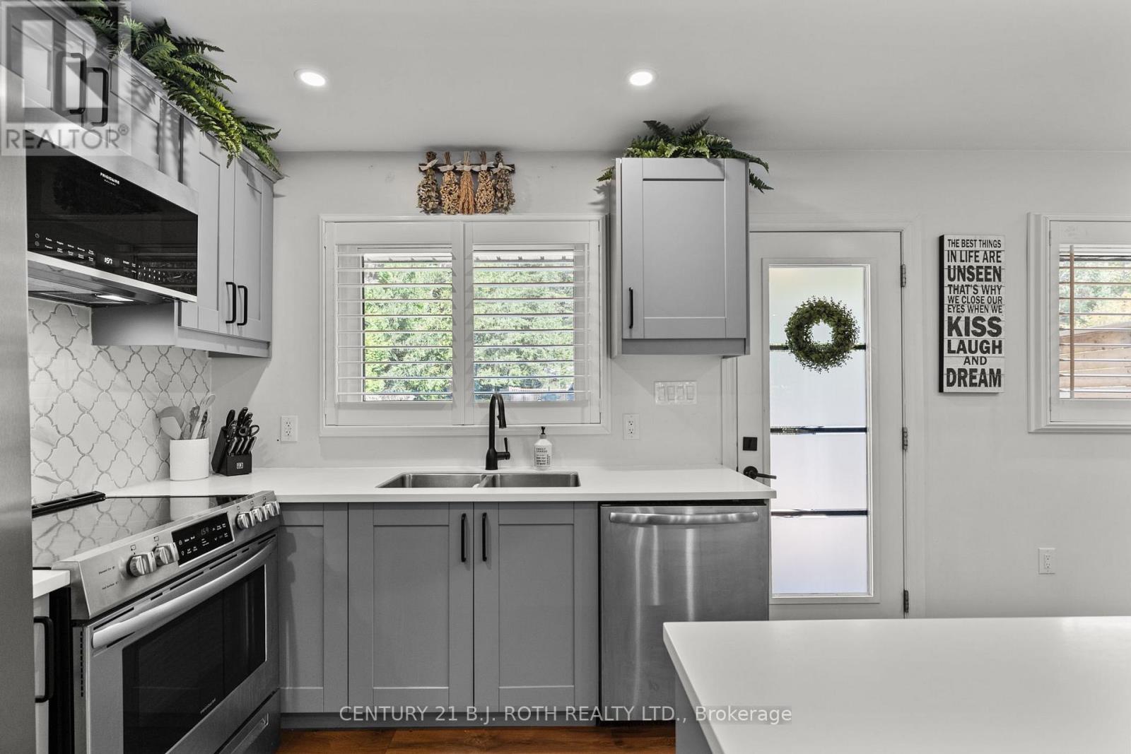 1551 Gill Road, Springwater (Midhurst), Ontario  L0L 1X0 - Photo 8 - S12636090