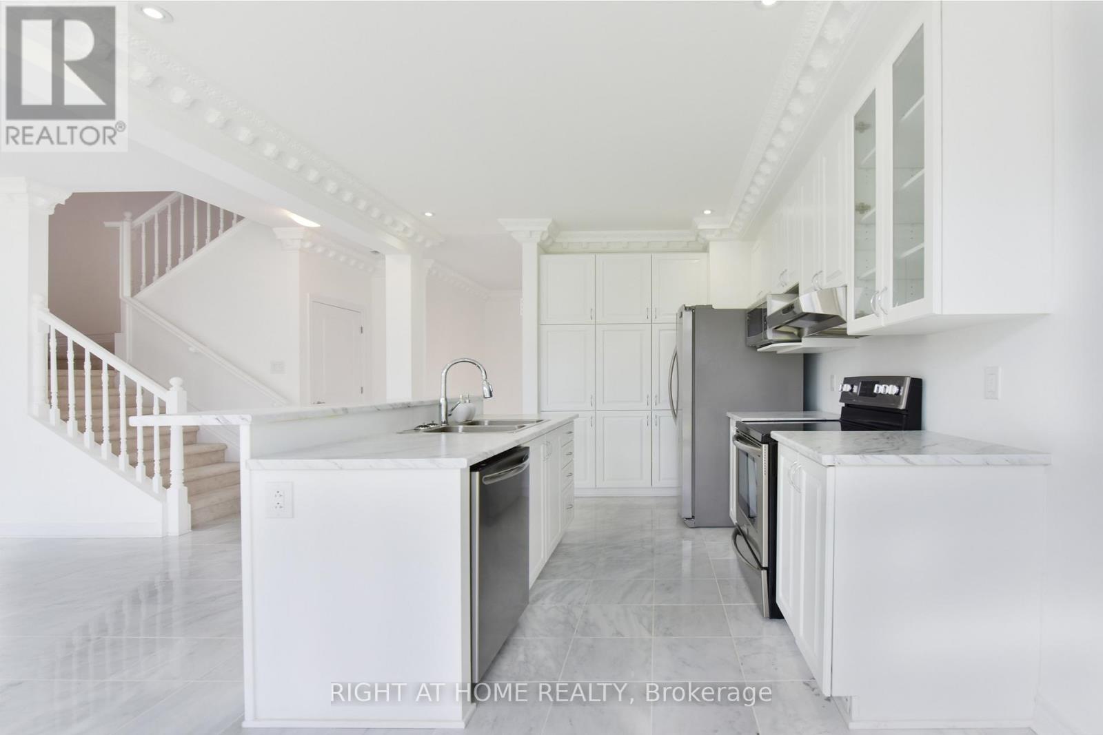 107 Westover Crescent, Ottawa, Ontario  K2T 0K6 - Photo 11 - X12300519